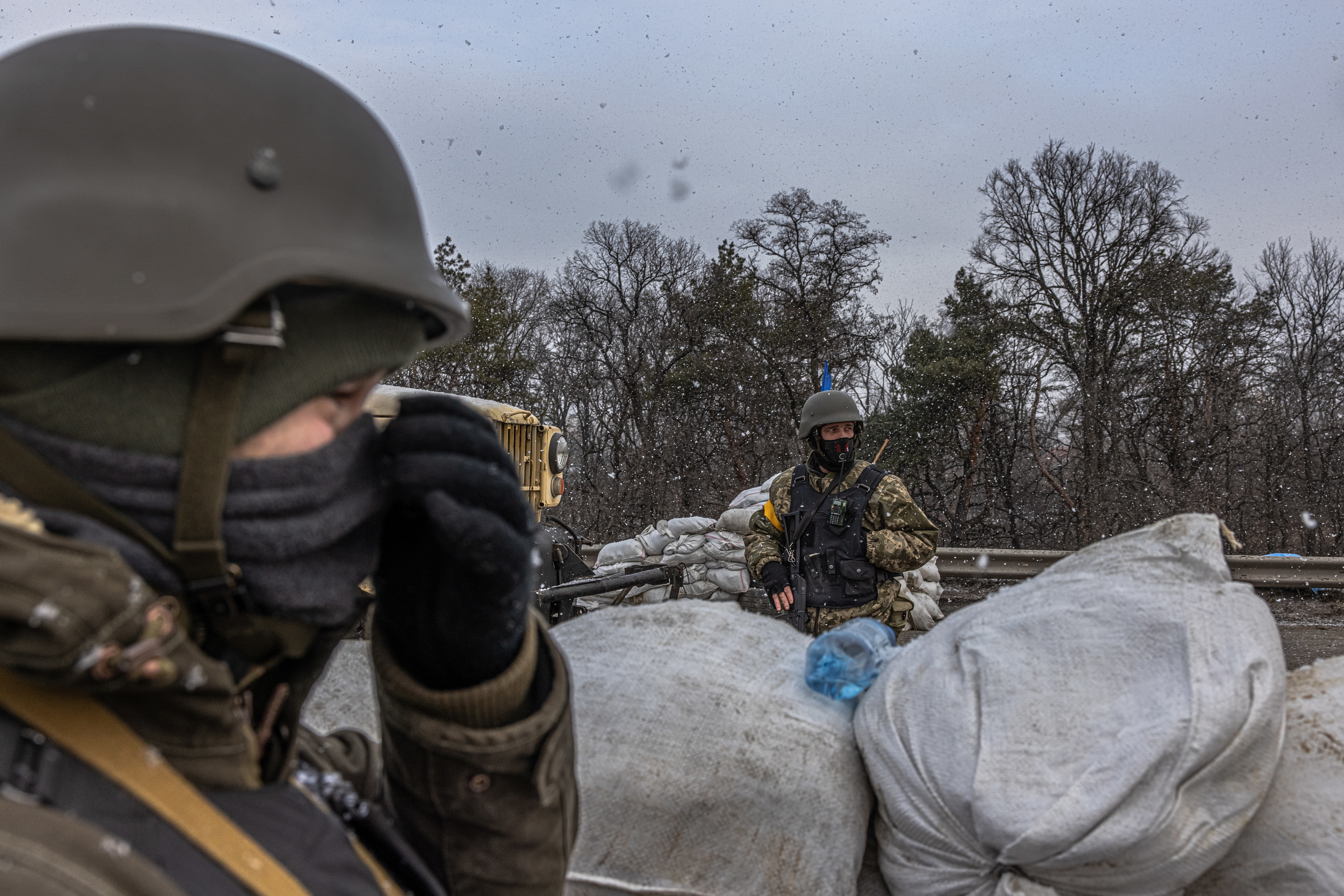 Miembros de las fuerzas de defensa de Ucrania protegen Kiev.