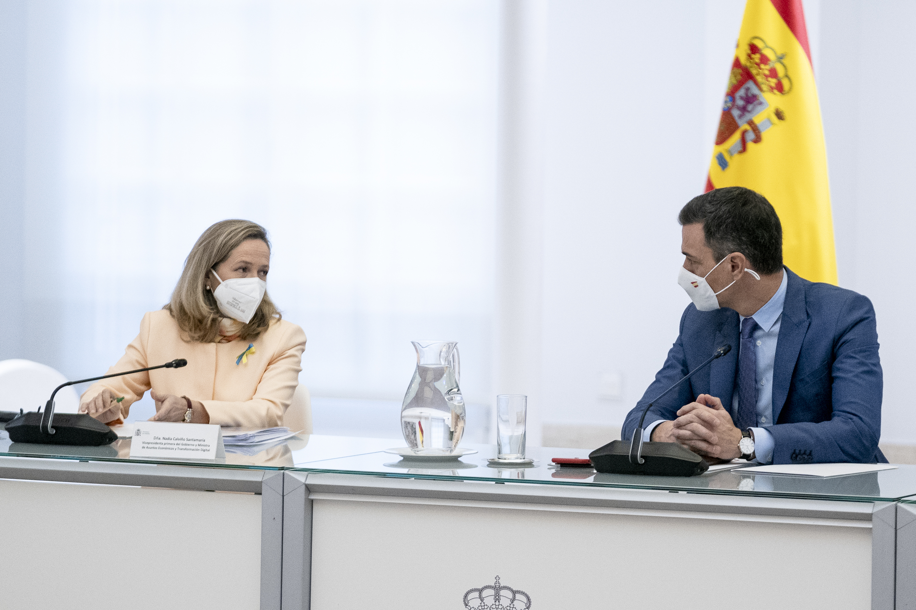 La vicepresidenta primera y ministra de Economía, Nadia Calviño, y el presidente del Gobierno, Pedro Sánchez.