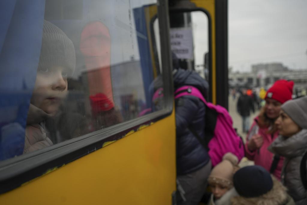 Un grupo de ucranianos espera para abandonar Lepolis.
