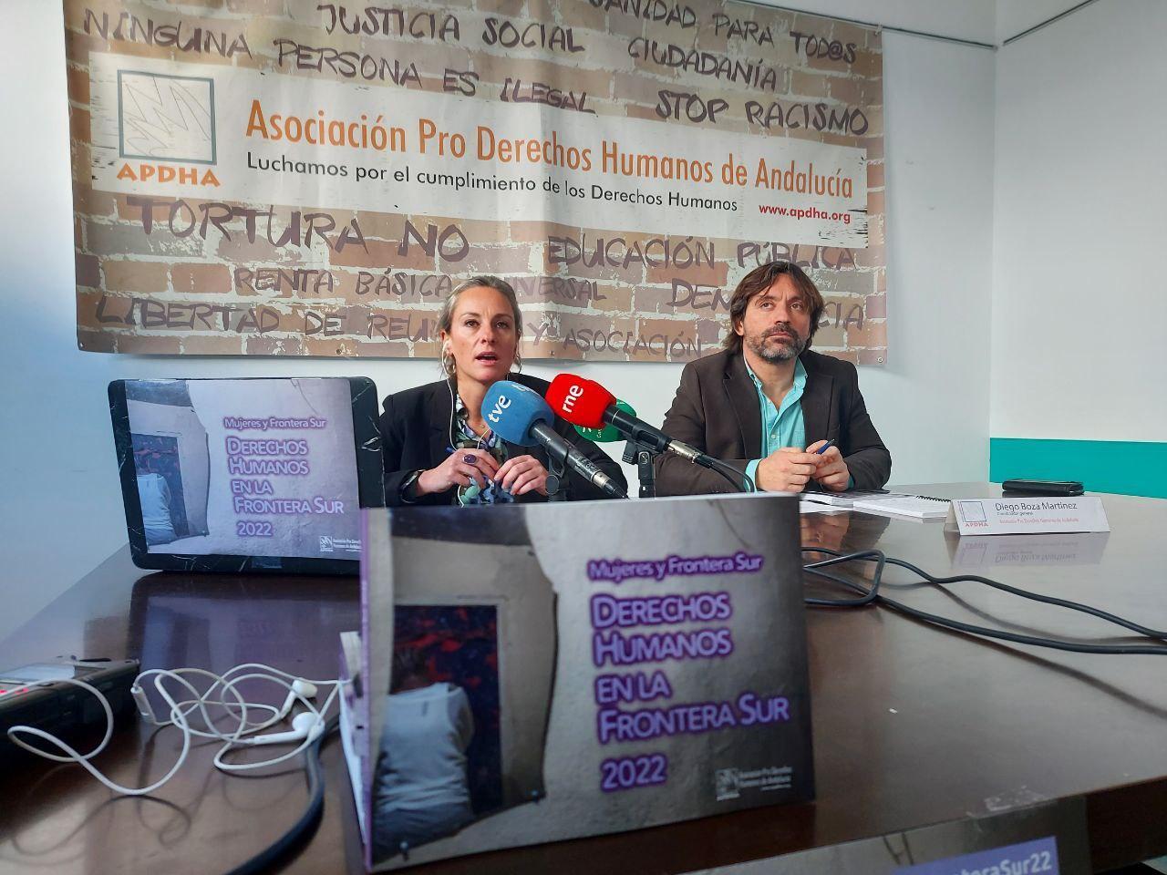 Ana Rosado, coordinadora del informe, y Diego Boza, coordinador general de la Asociación Pro Derechos Humanos de Andalucía, presentan el documento.