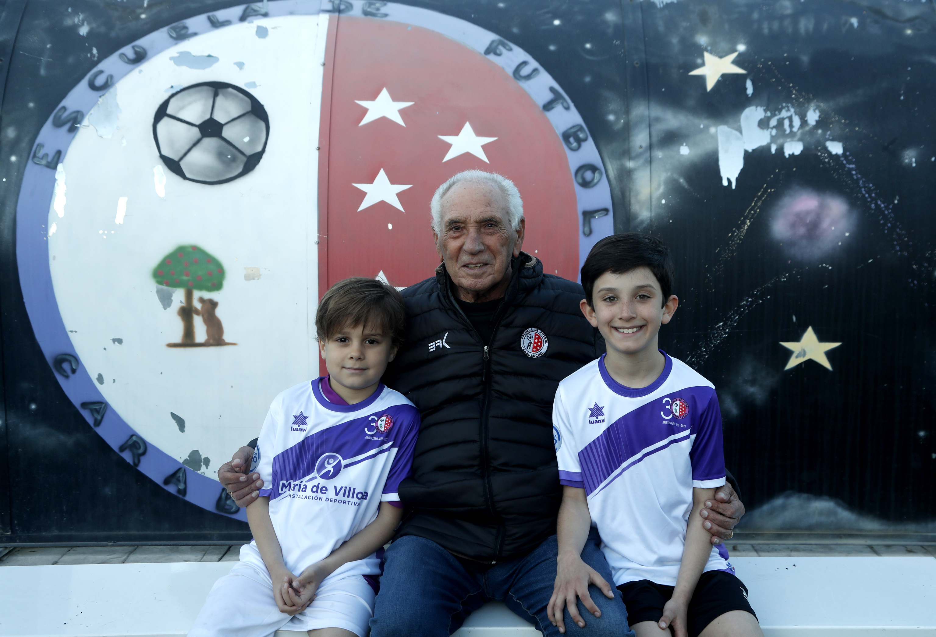 Pascasio, con sus bisnietos Mateo (I) y Diego, jugadores de la Escuela que cre en 1991.