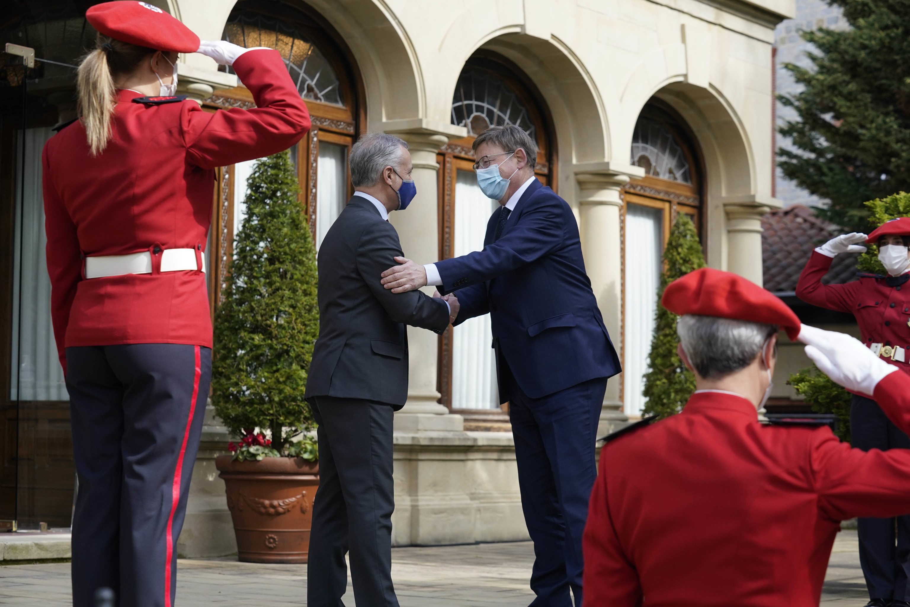 El lehendakari Urkullu recibe al presidente valenciano Ximo Puig en la escaleras del palacio de Ajuria Enea.