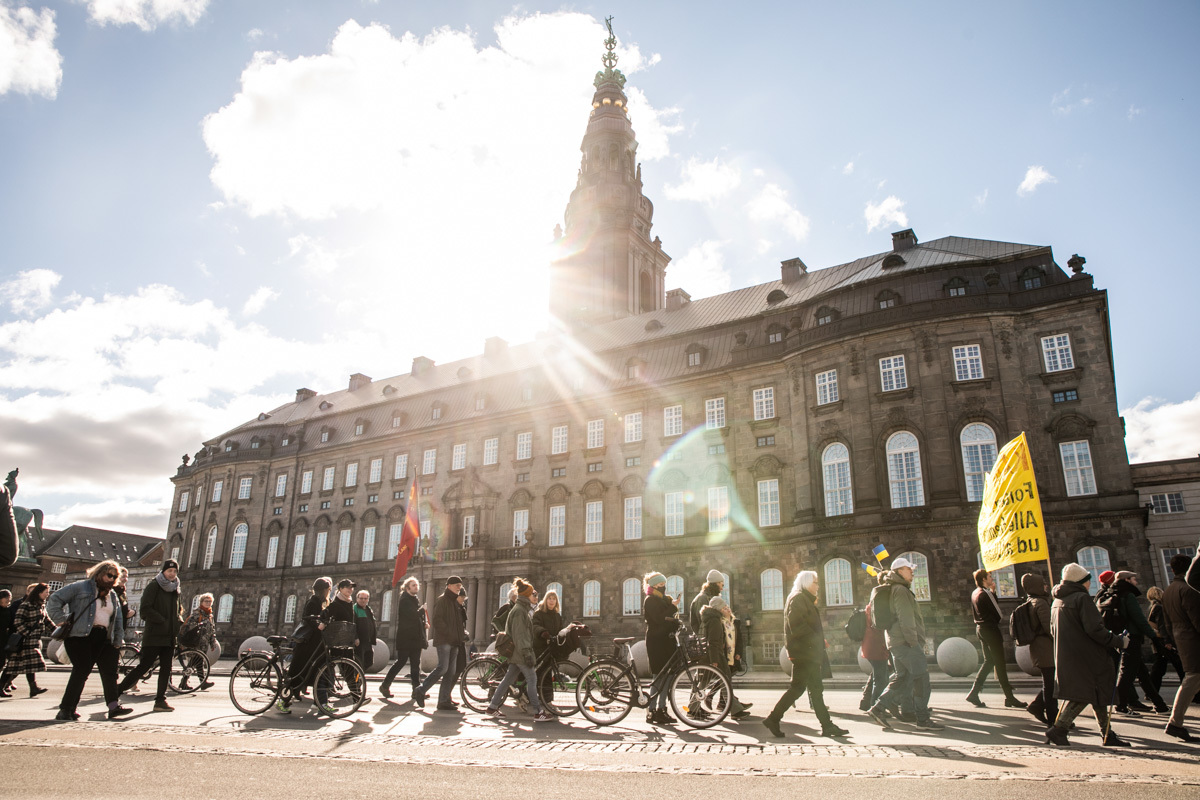 Manifiestacin contra la invasin rusa de Ucrania frente al Parlamento dans en el Palacio de Christiansborg en Copenhague.