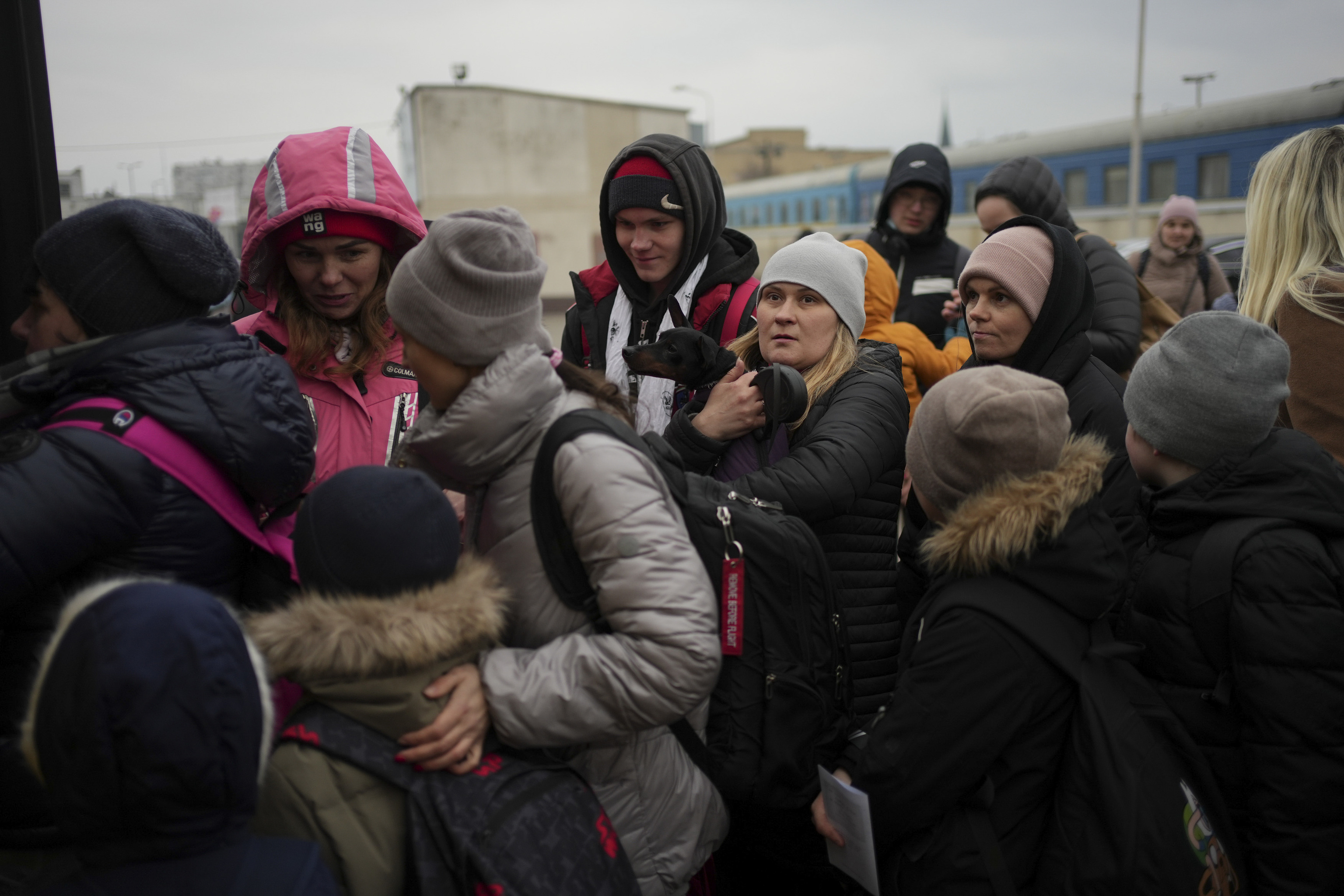 Ciudadanos ucranianos esperan para abandonar el pas, en Lepolis.
