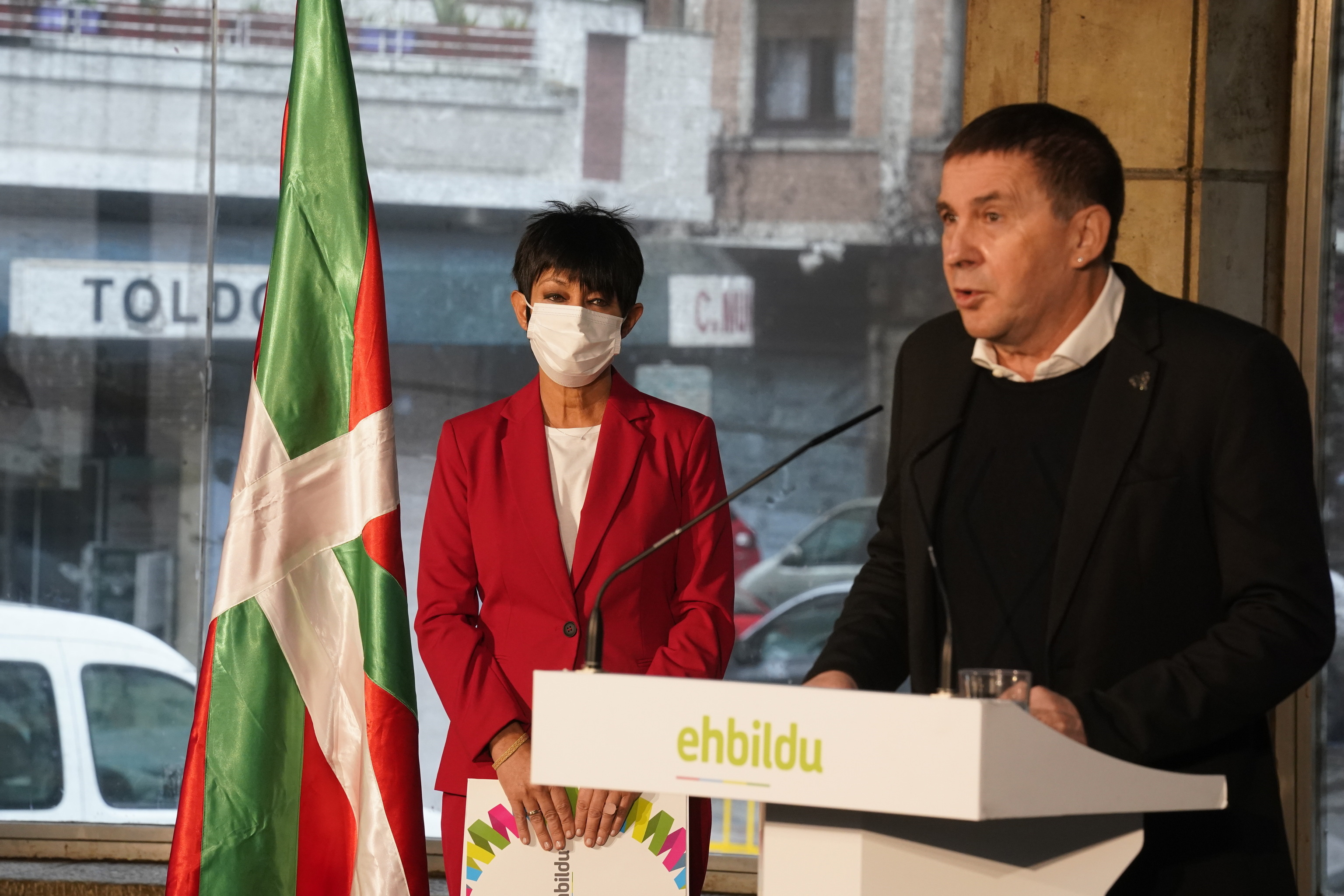 Maddalen Iriarte observa a Arnaldo Otegi durante una intervencin del lder de EH Bildu en Gernika.