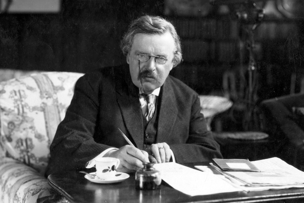 Chesterton trabajando en su escritorio en los aos 20.