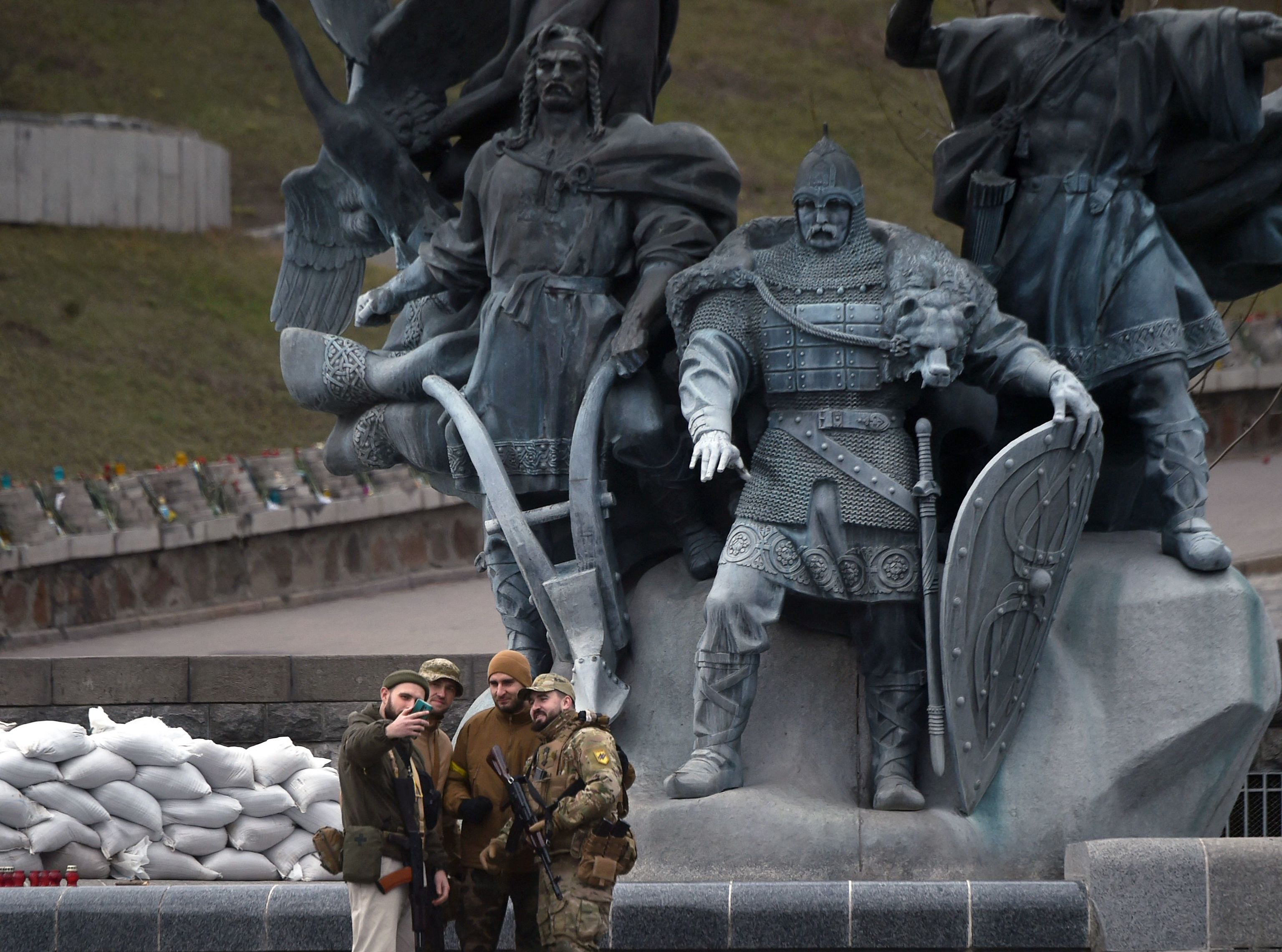 Soldados ucranianos se hacen un 'selfie' en Kiev.