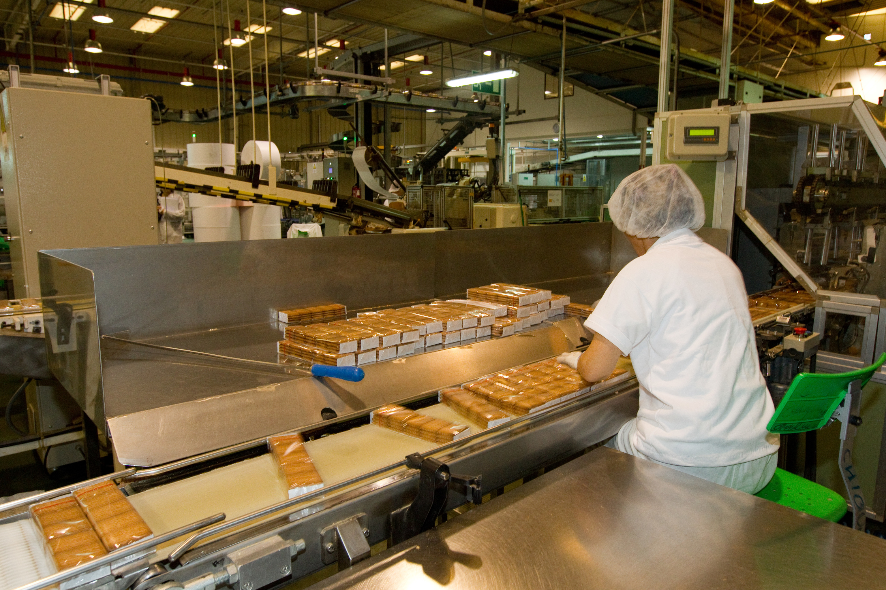 Una trabajadora de galletas Artiach comprueba el empaquetado de galletas elaboradas en la planta de Orozko.