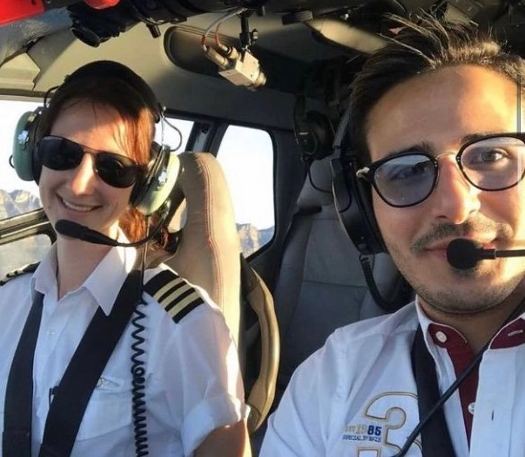 Simon Leviev pilota un avión junto a una amiga