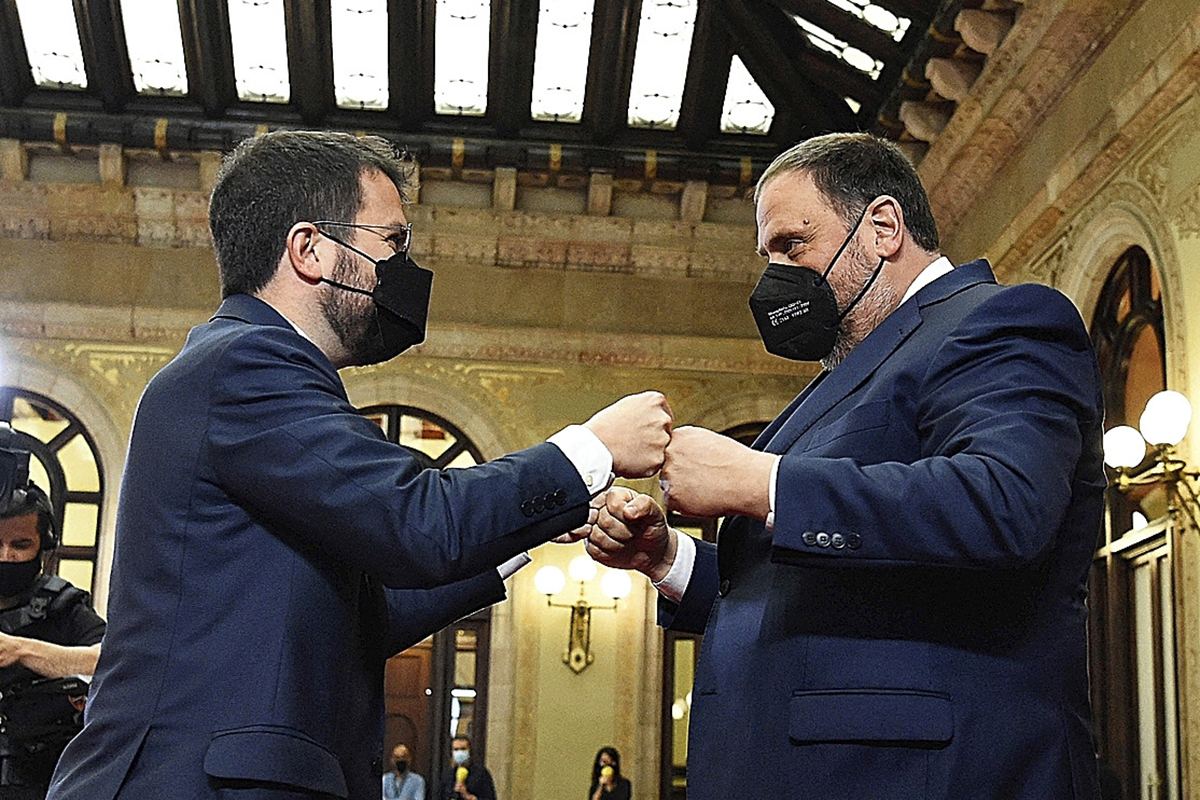 El presidente de la Generalitat, Pere Aragons, y el exvicepresidente, Oriol Junqueras en mayo de 2021