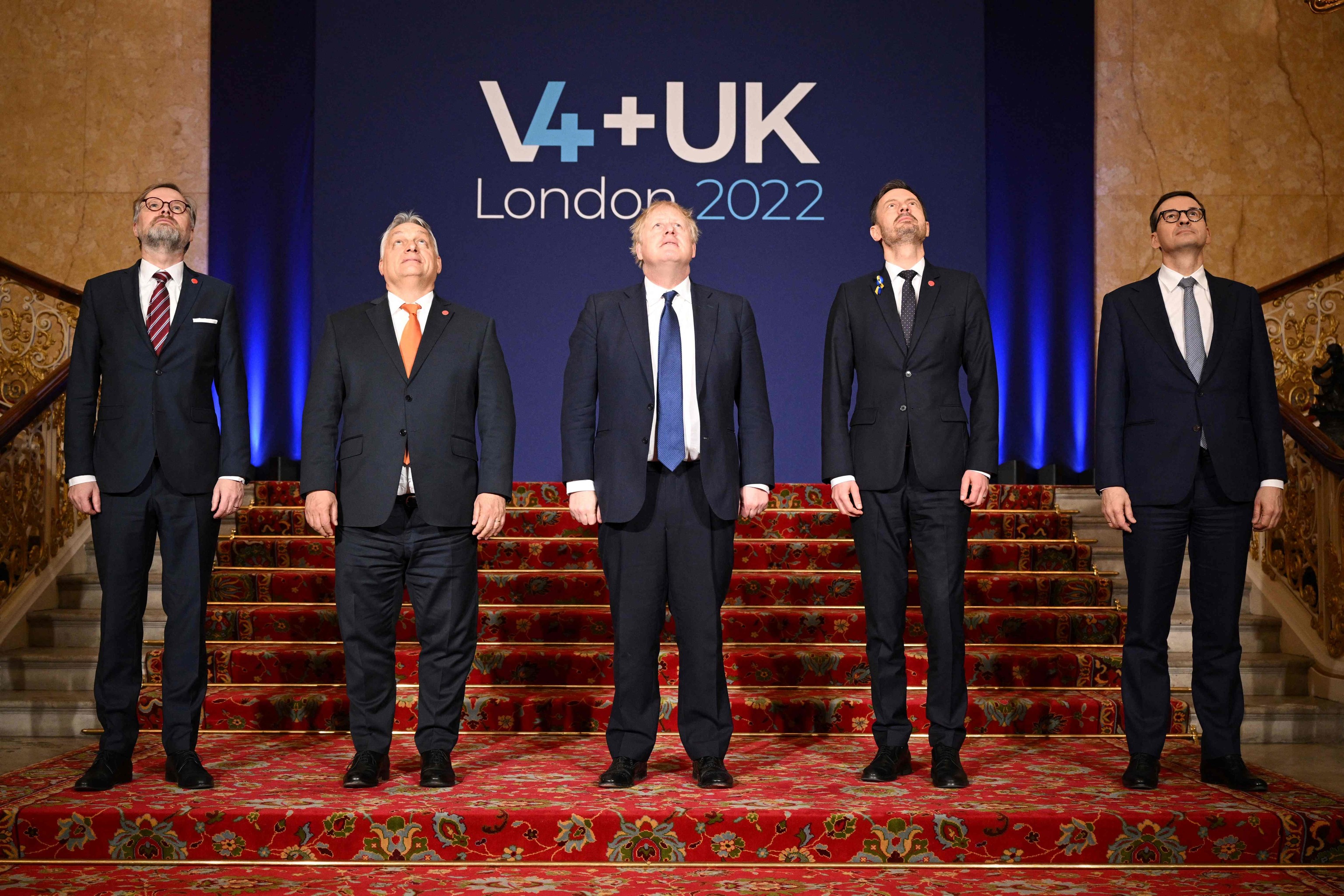 Johnson (en el centro) con el grupo Visegrado, hoy, en Londres.