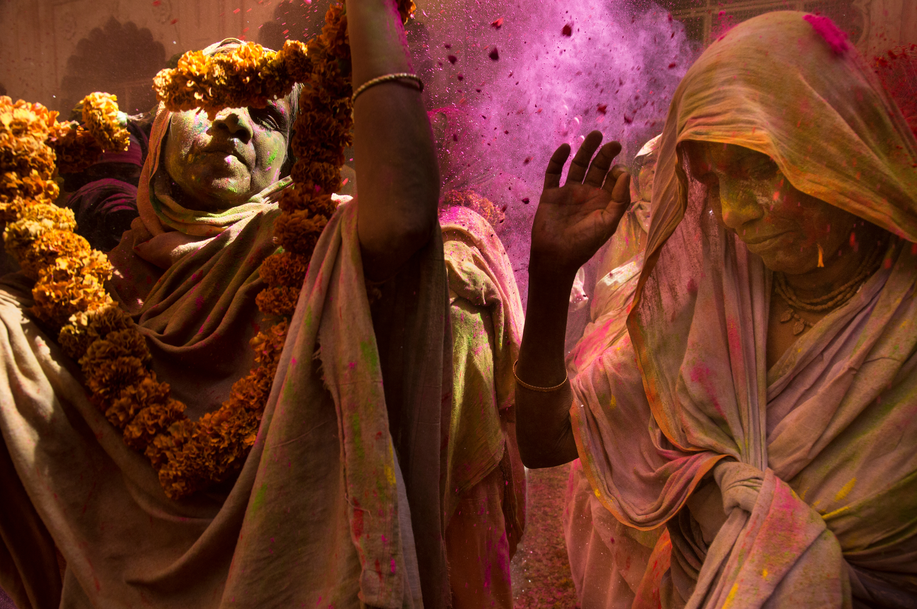 Ceremonia de Holi, el festival del amor y de los colores, en el Templo Gopinath. Antiguamente estaba prohibida a las viudas.