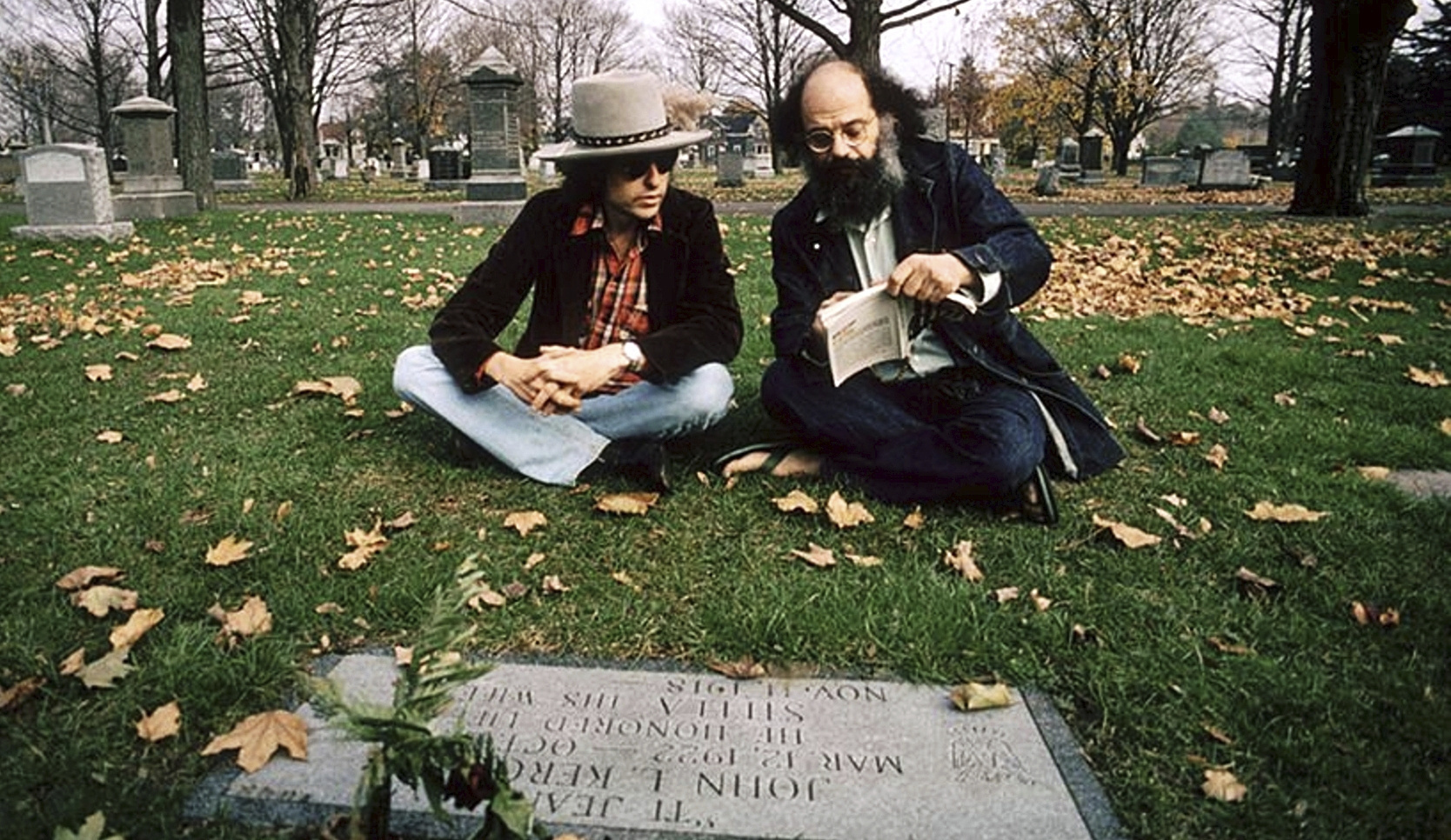Bob Dylan y Allen Ginsberg leyendo poemas de 'Mexico City Blues' ante la tumba de Jack Kerouac en 1975.