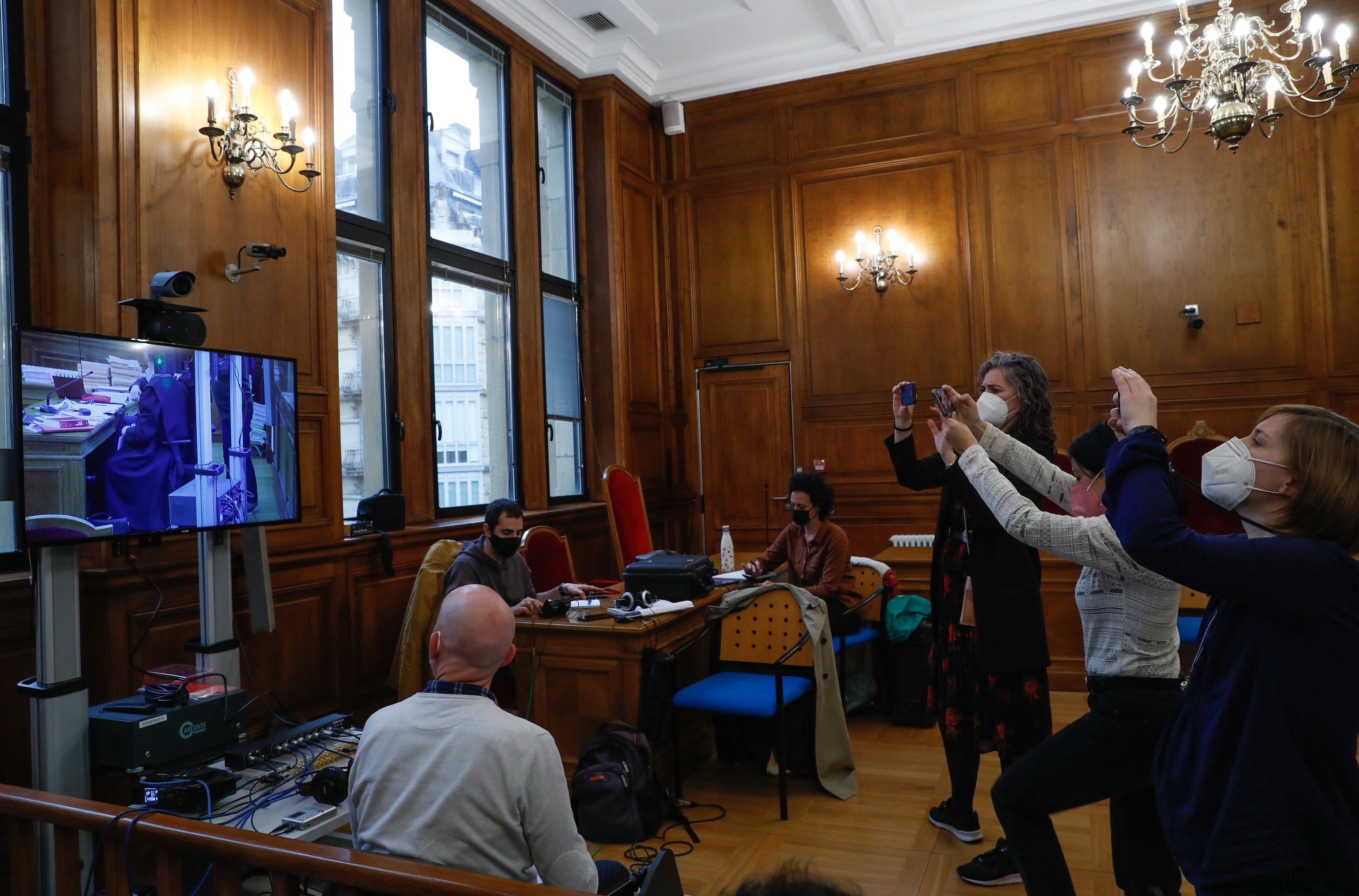 Peridistas siguen a travs de una pantalla de televisin las declaraciones de Kote Cabezudo desde una sala anexa a la de vistas en los juzgados de San Sebastin.