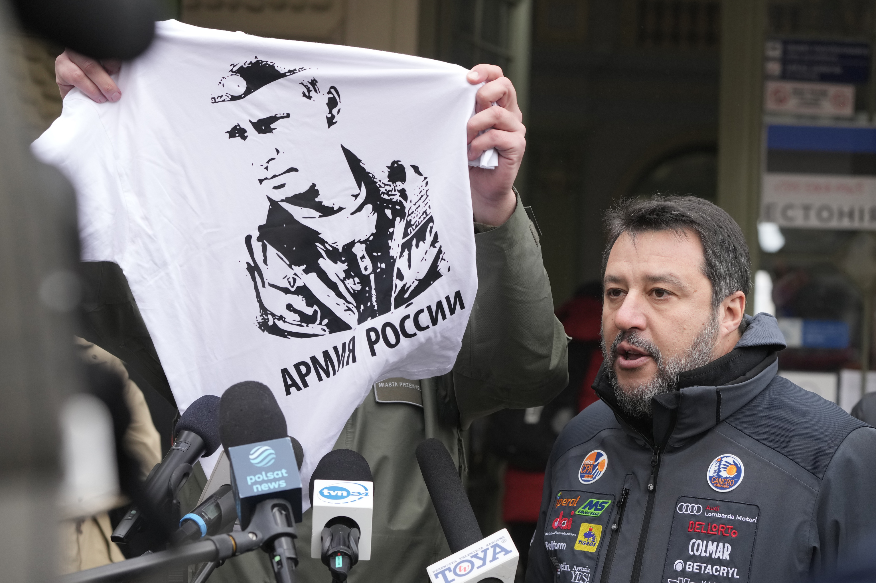 El alcalde de Przemysl muestra una camiseta de apoyo a Putin aludiendo al pasado respaldo de Salvini al presidente ruso