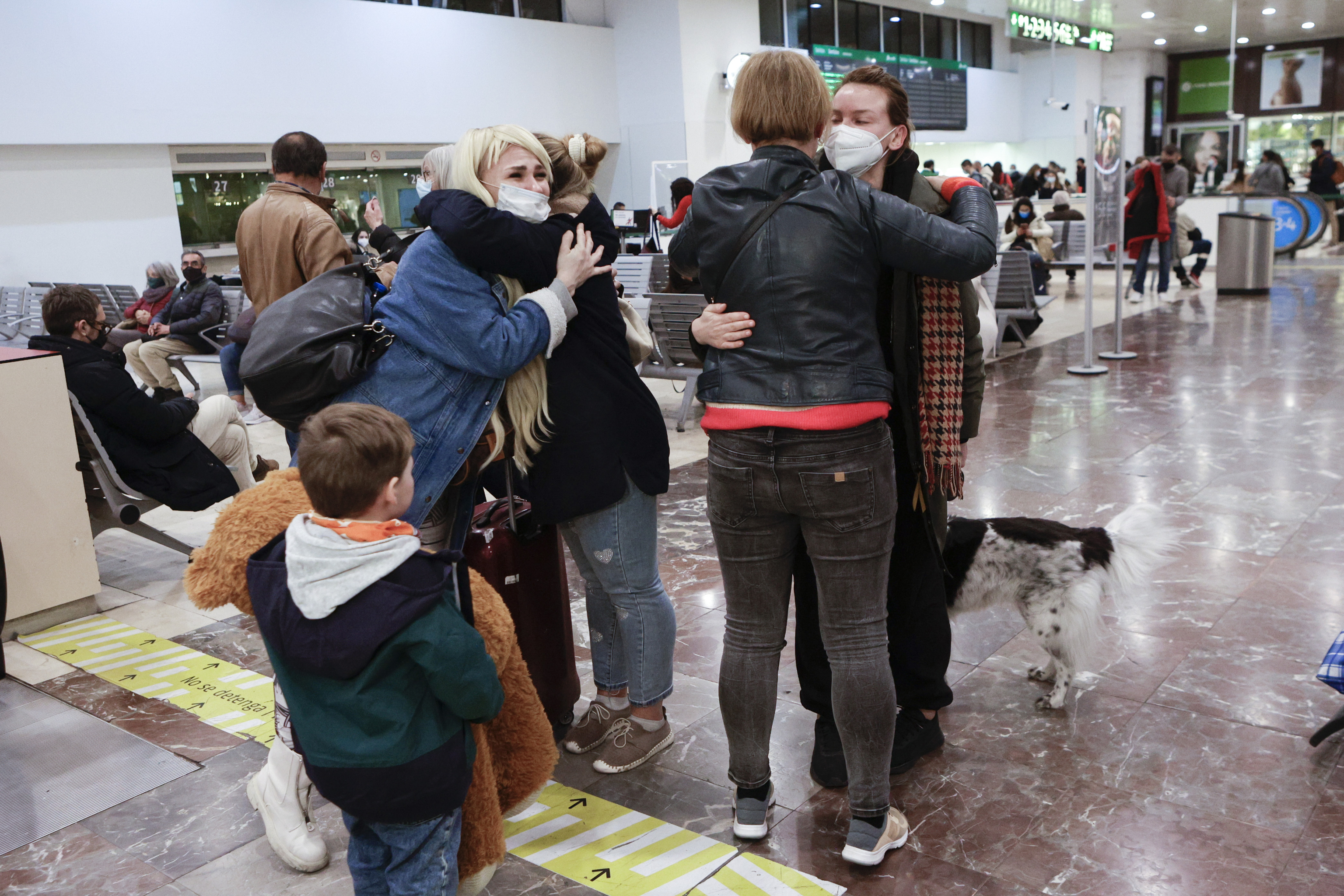 Ciudadanos procedentes de Ucrania llegan a la estacin de Sants de Barcelona huyendo de la guerra.