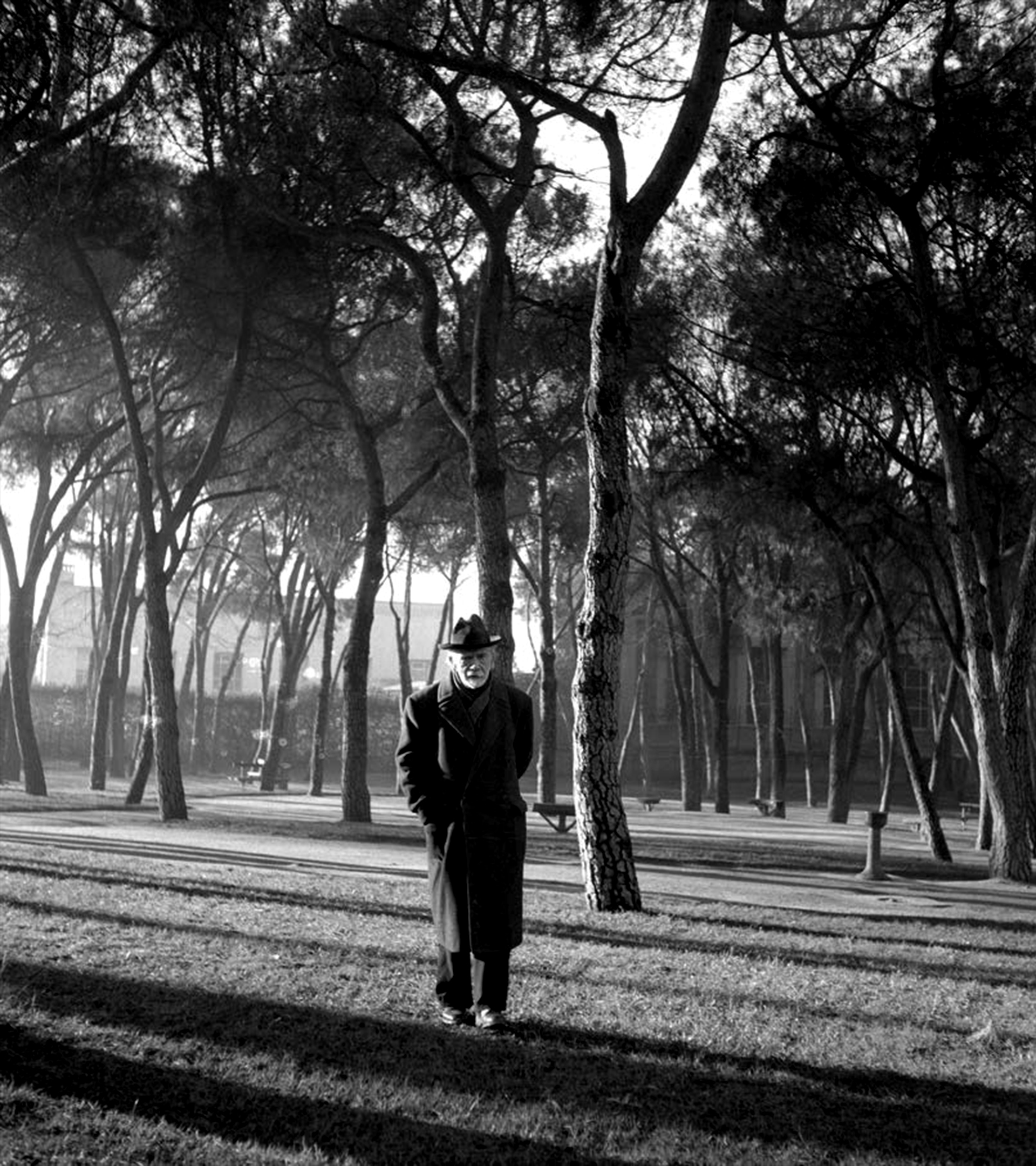 Pío Baroja en el parque del Retiro de Madrid (1950)
