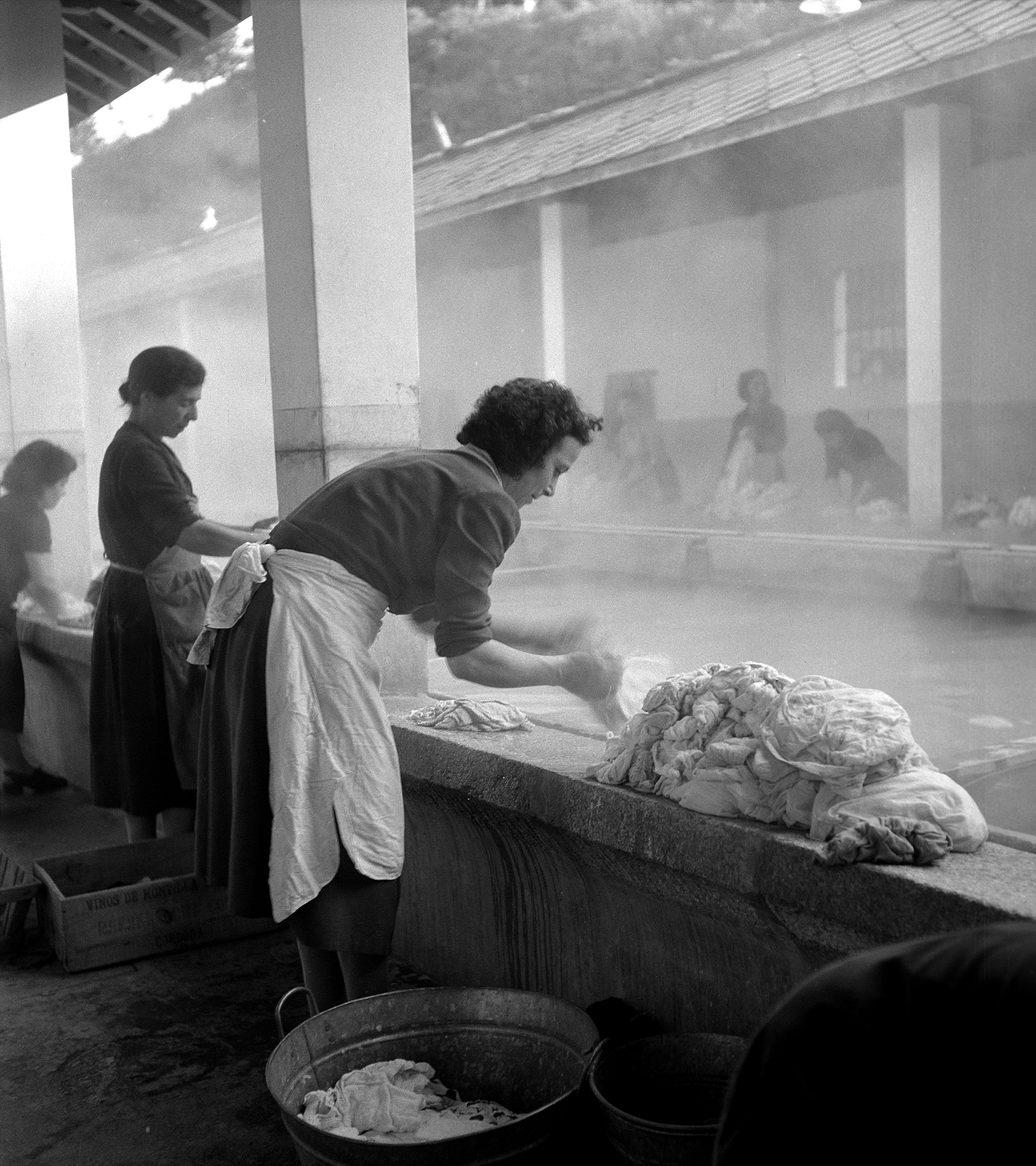 Mujeres en el lavadero del edificio de la plaza de Abastos de Orense, en 1956