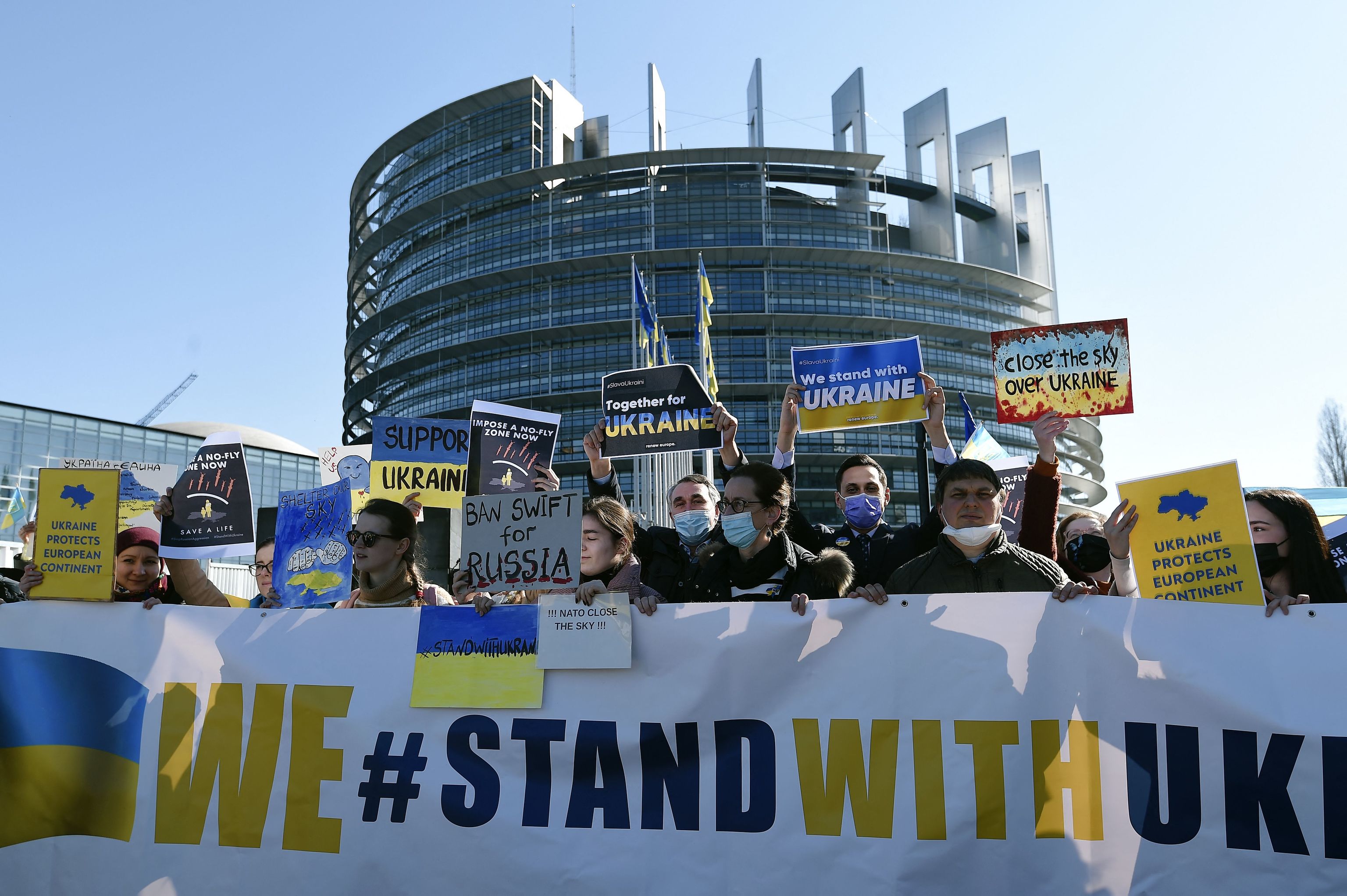 Protesta contra la invasin ante el Parlamento Europeo.