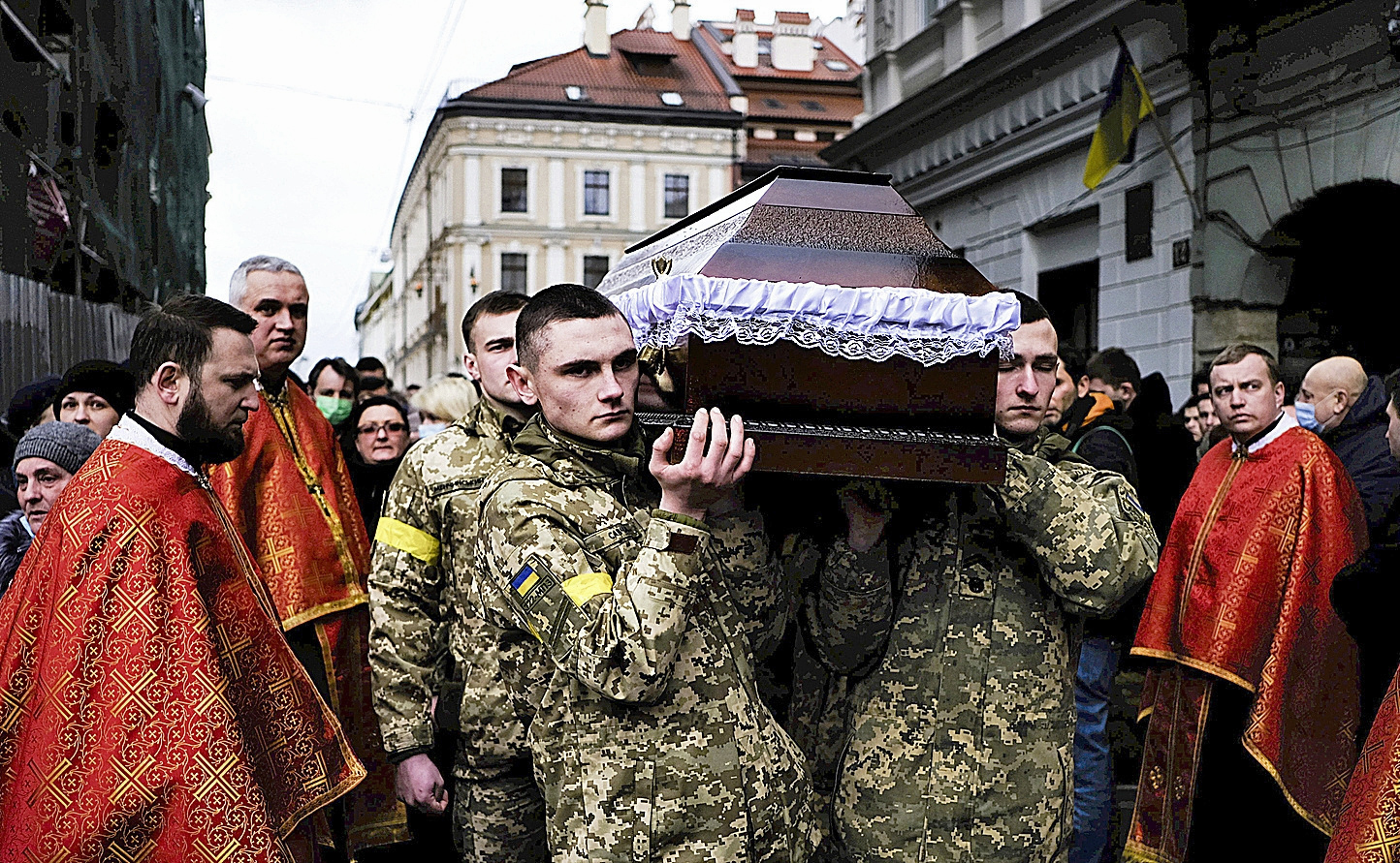 Miembros del ejrcito ucraniano portan atades de varios soldados muertos, ayer, en Lepolis.