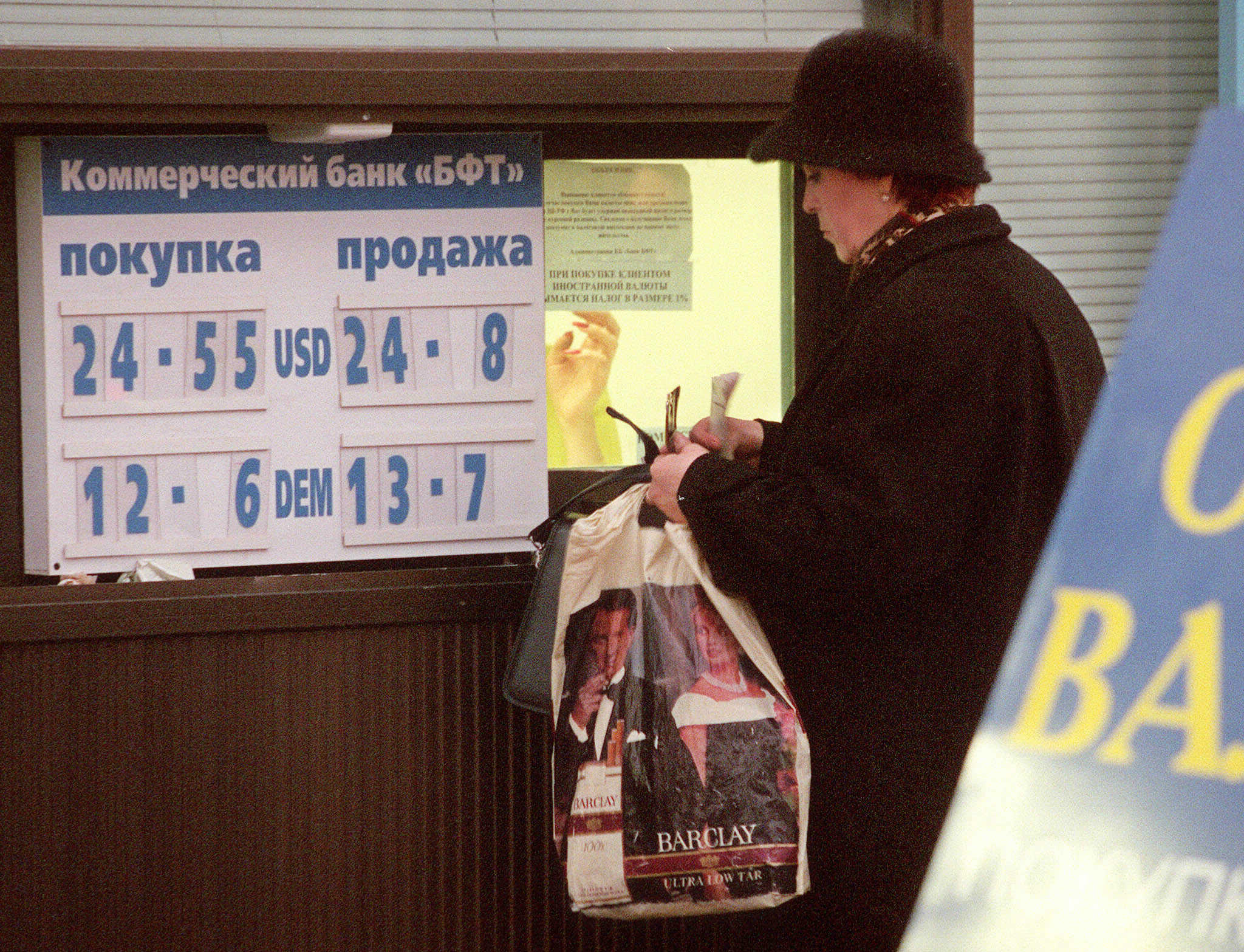 Una mujer rusa cambiando dinero en el centro de Mosc.