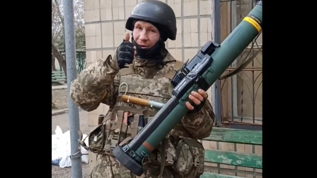 Un soldado ucraniano con un lanzagranadas C-90 en un vdeo difundido en redes.