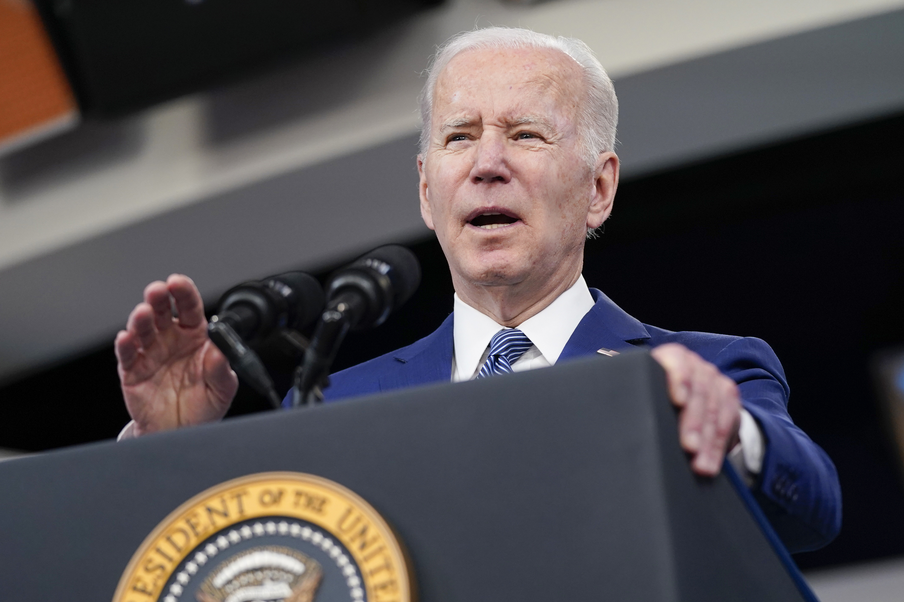 El presidente Joe Biden habla en el South Court Auditorium del campus de la Casa Blanca, el 4 de marzo de 2022, en Washington.