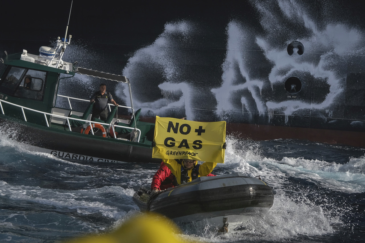 Acción de activistas de Greenpeace para impedir la entrada en Sagunto del buque gasero Merchant que proviene de Estados Unidos.
