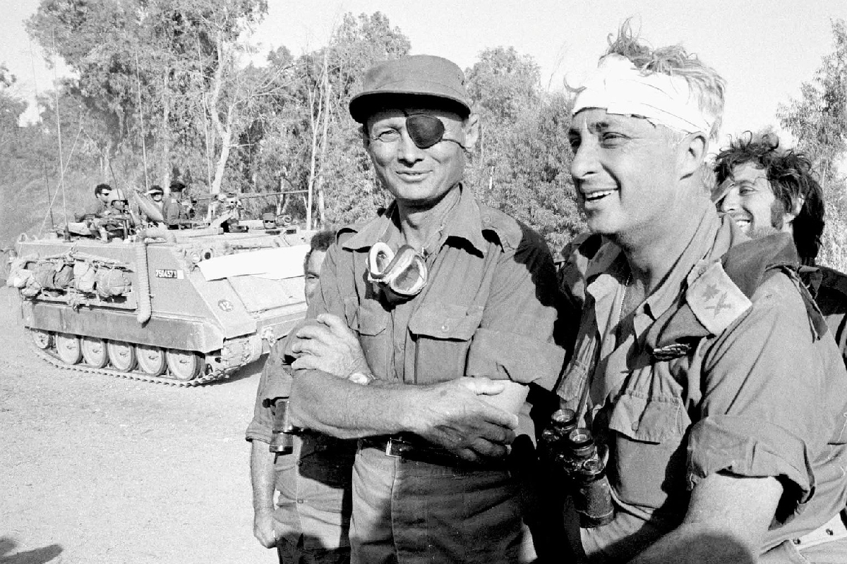 Moshé Dayán (izq), ministro de Defensa de Israel y Ariel Sharon, comandante de las Fuerzas de Defensa, en el frente de los Altos del Golán durante la guerra del Yom Kuppur en octubre de 1973.