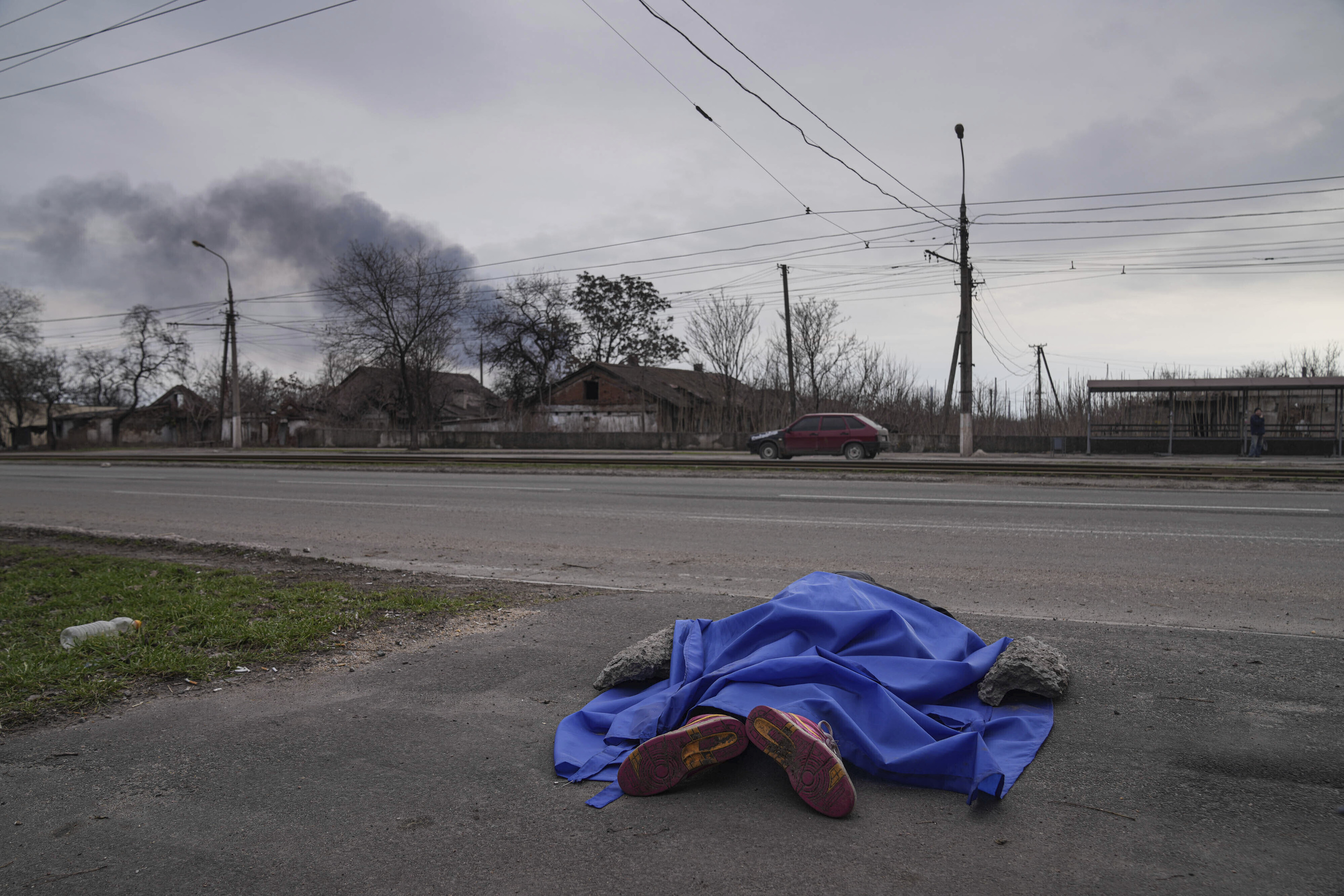 Un cadáver en una calle de Mariupol (Ucrania).