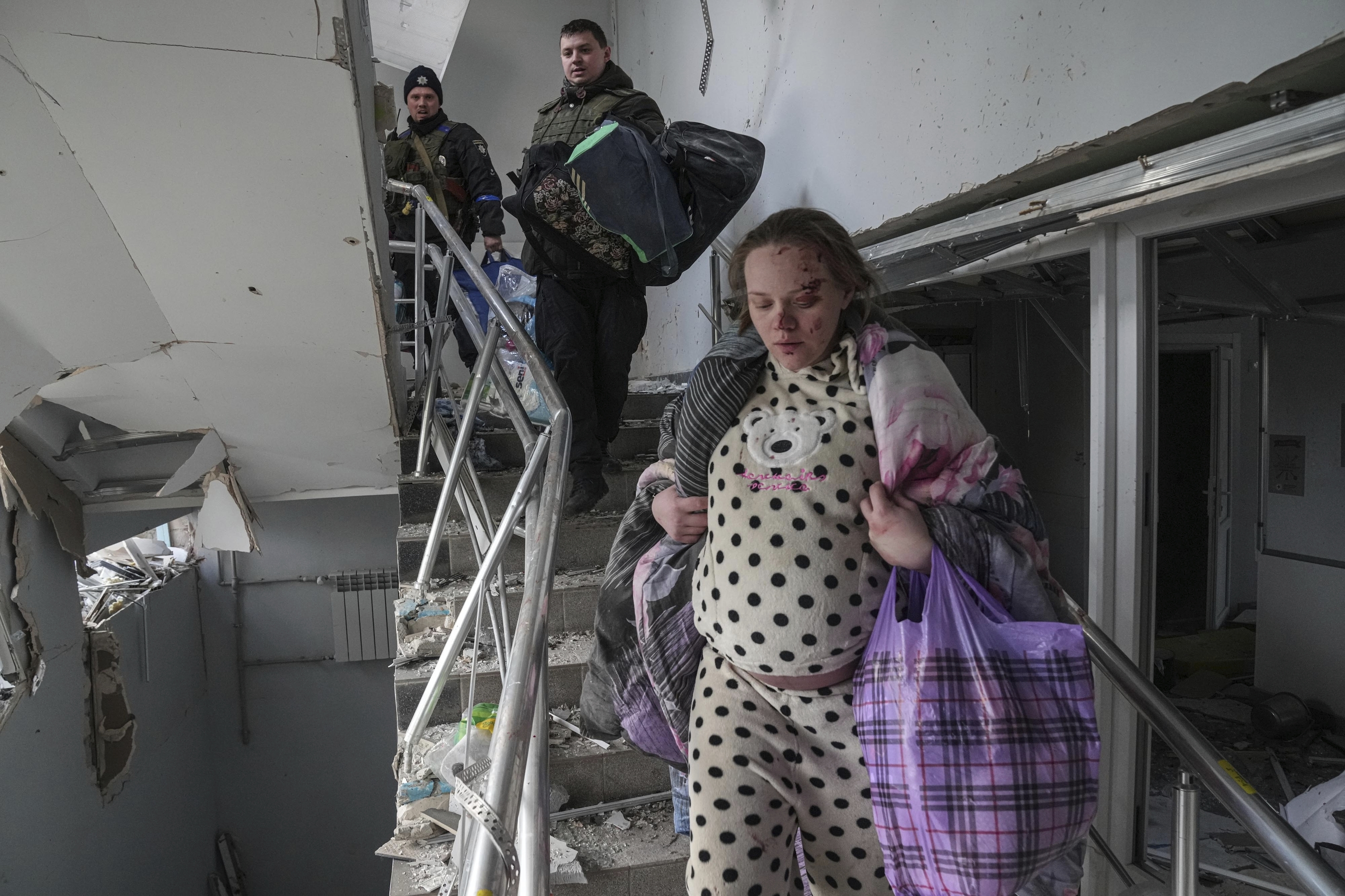 Una mujer embarazada herida en Mariupol.