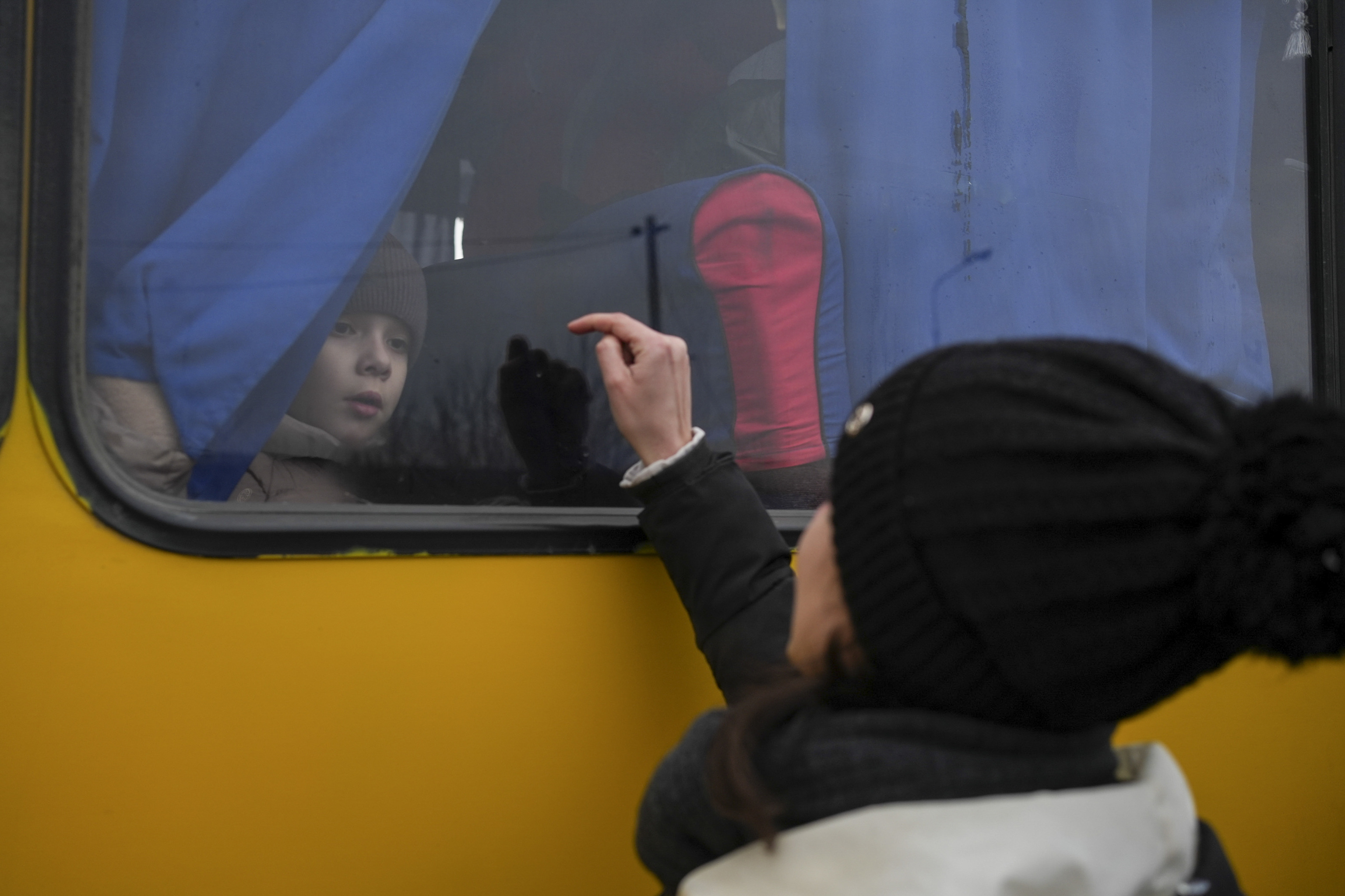 Un nio ucraniano abandona el pas, en la estacin de autobuses de Lepolis.