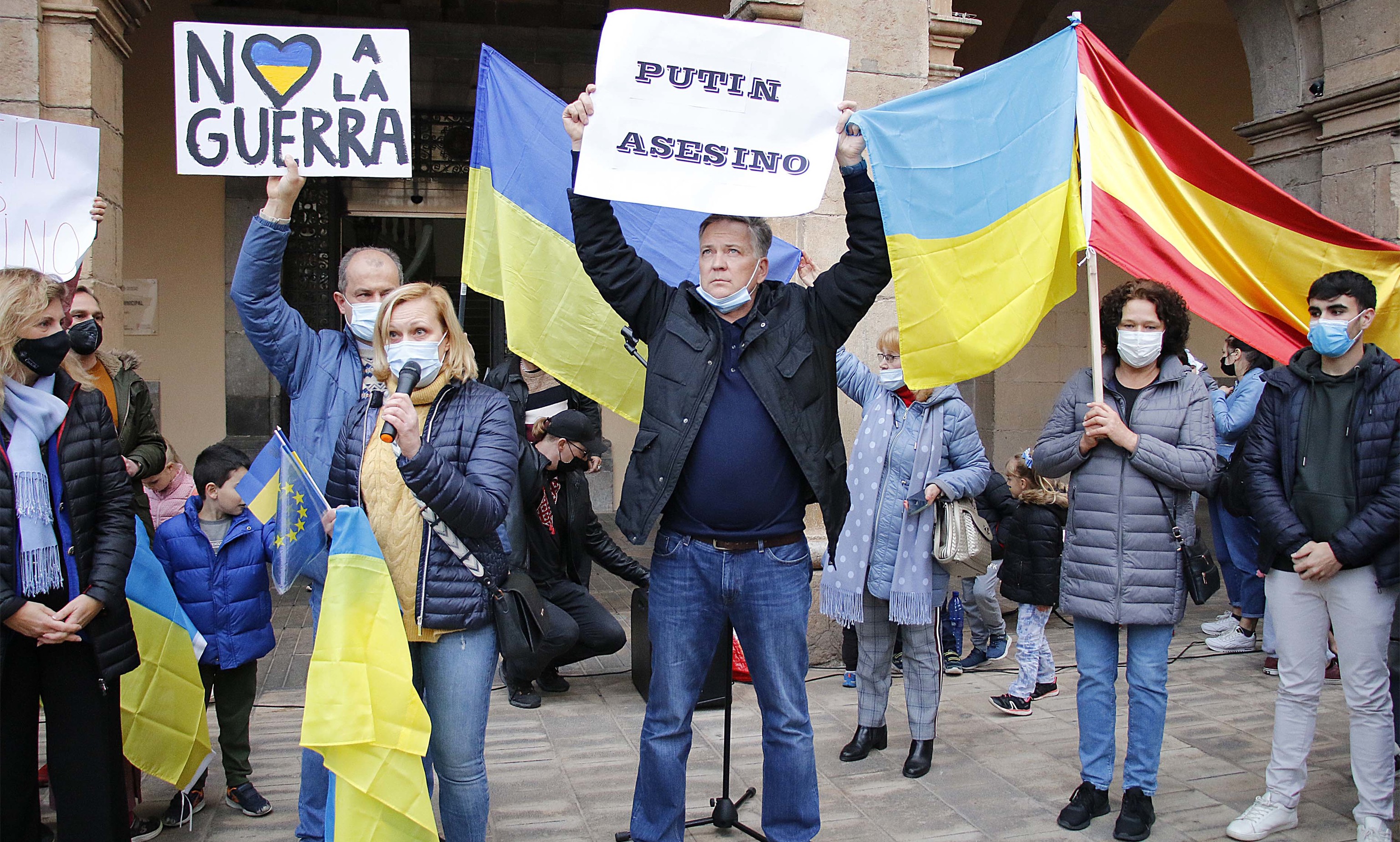 Protesta en la plaza Mayor en apoyo al pueblo de Ucrania.