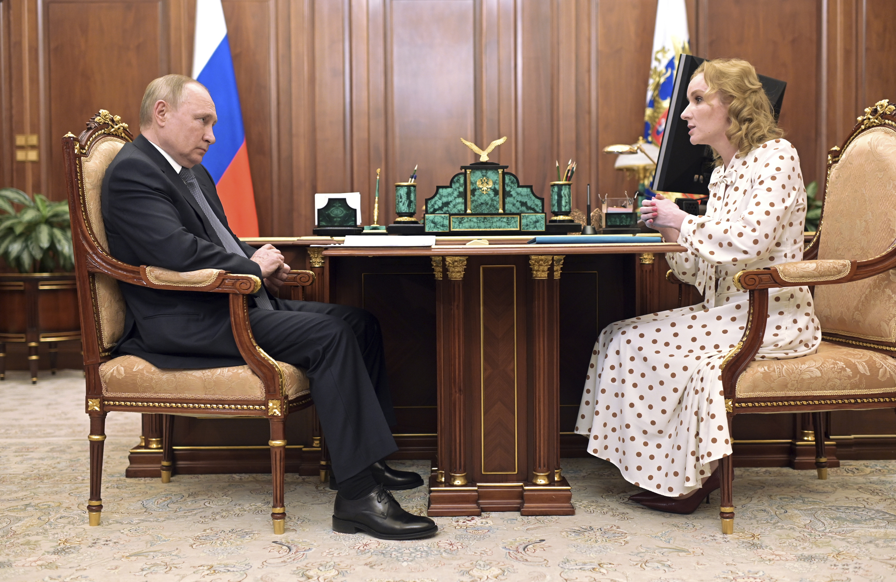 El presidente ruso, Vladimir Putin, durante una reunión en el Kremlin con la comisionada presidencial para los derechos del niño, Maria Lvova-Belova.