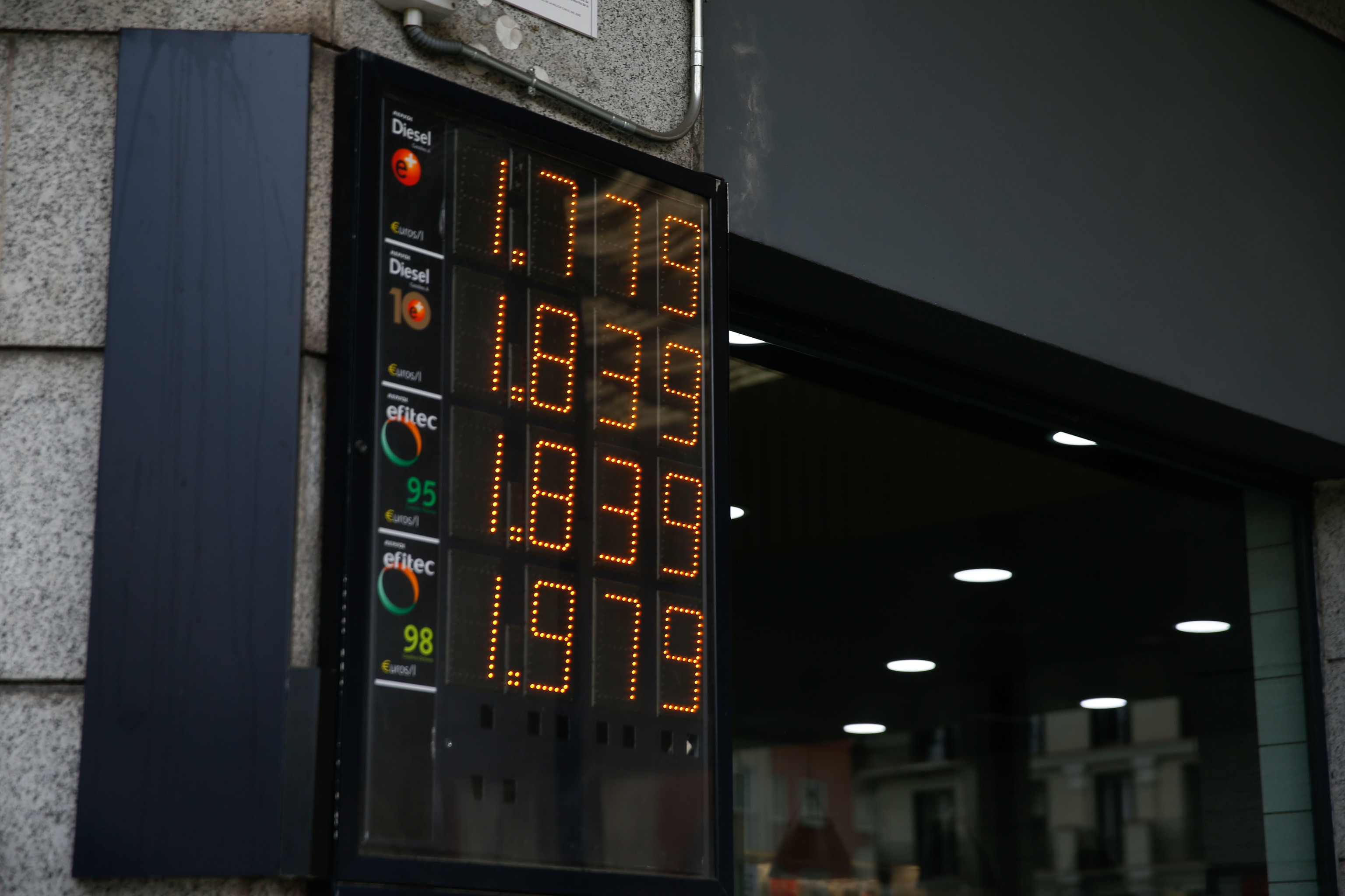 MADRID, 08/03/2022.- Un panel muestra el precio de los distintos combustibles en una  lt;HIT gt;gasolinera lt;/HIT gt; de Madrid, este martes. La Federación Española de Transporte Discrecional de Mercancías (Fetransa) ha solicitado este martes acabar con la libre fijación de los precios de los carburantes, cuya subida afecta "gravemente" al sector del transporte de mercancías, y piden al Gobierno que los regule