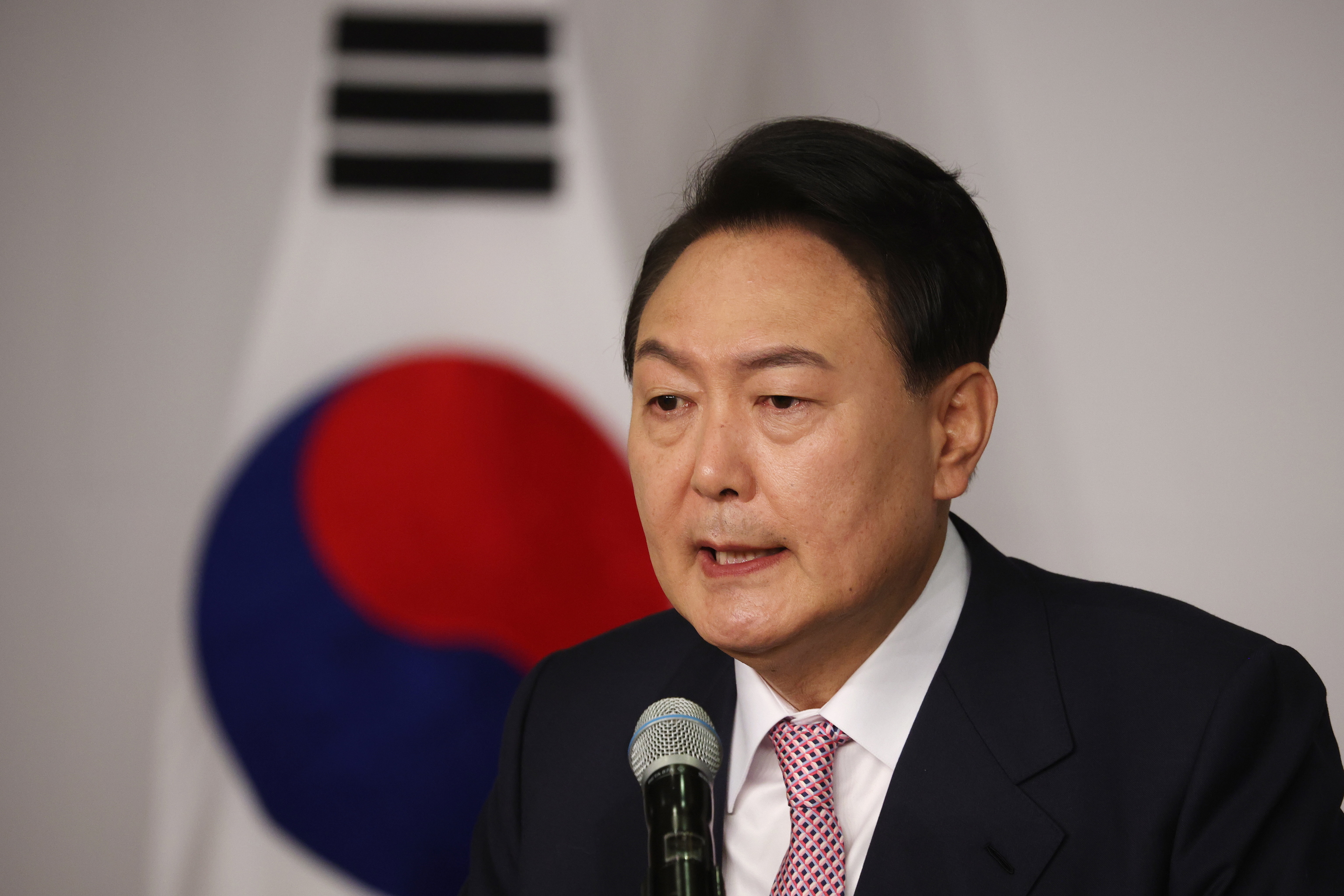 El presidente electo de Corea del Sur, Yoon Suk-yeol, habla durante una conferencia de prensa en la Asamblea Nacional en Sel, Corea del Sur
