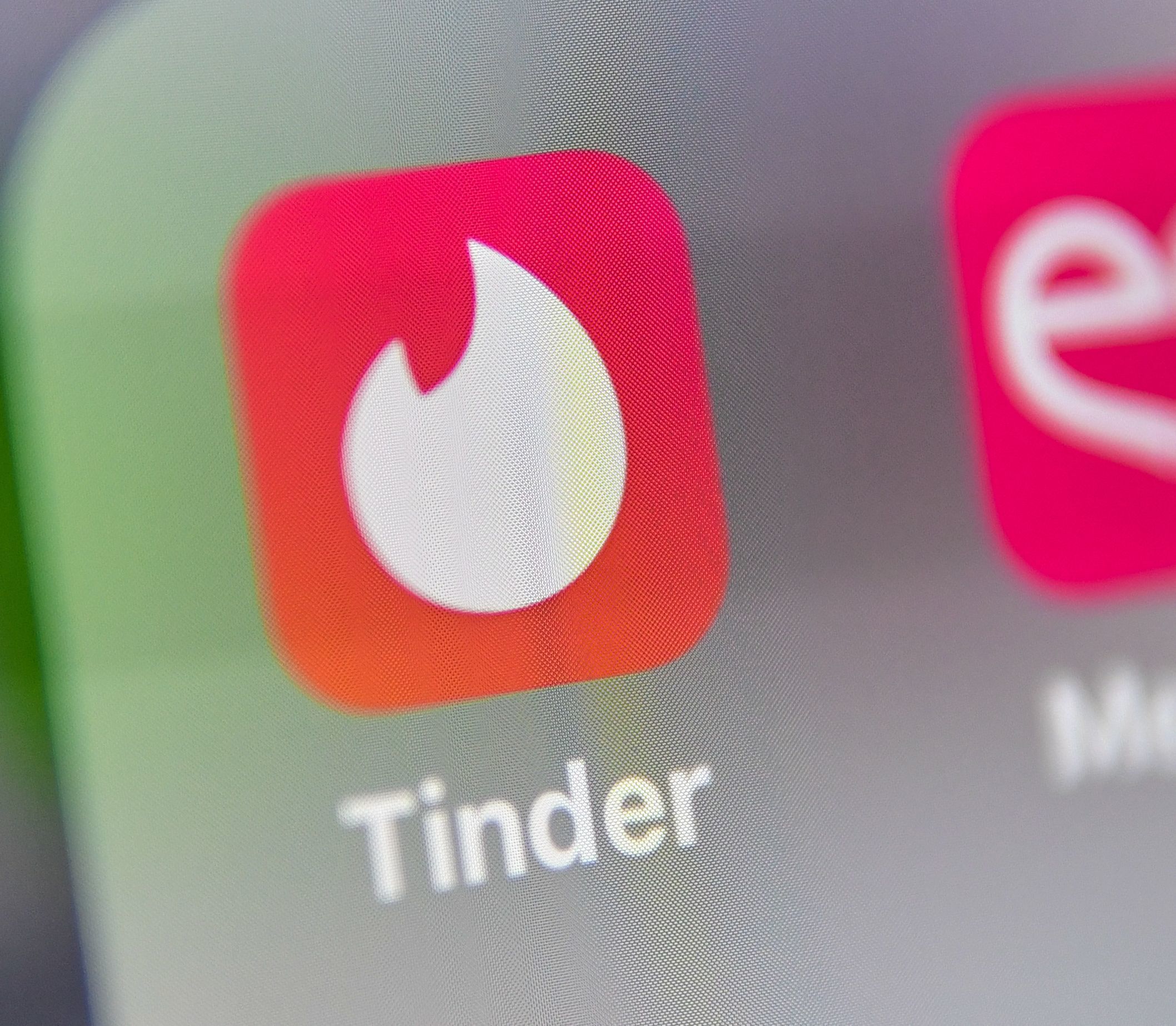 Logotipo de la aplicacin de red social estadounidense Tinder en la pantalla de una tableta.