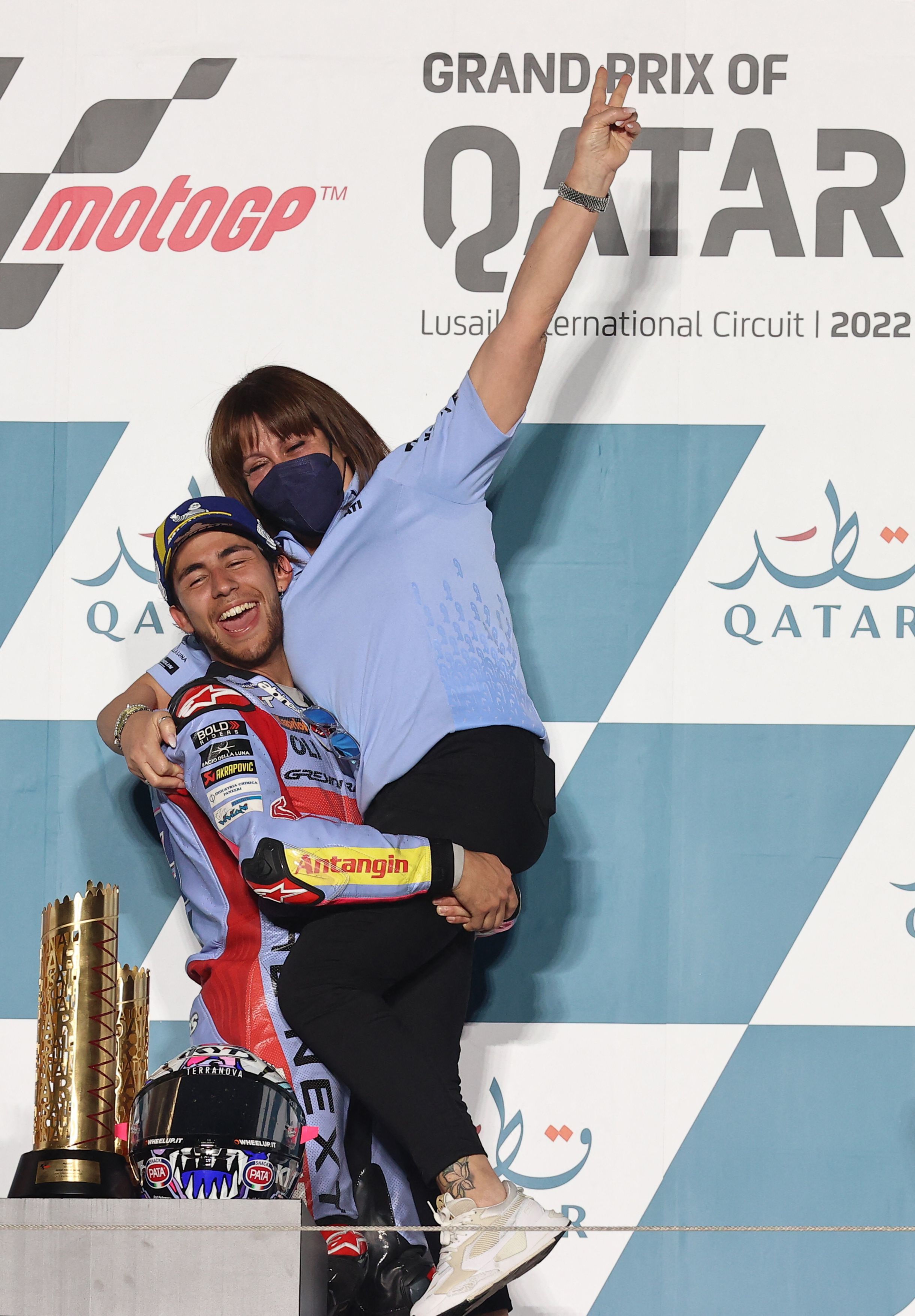Bastianini, con Padovani, en el podio de Qatar.