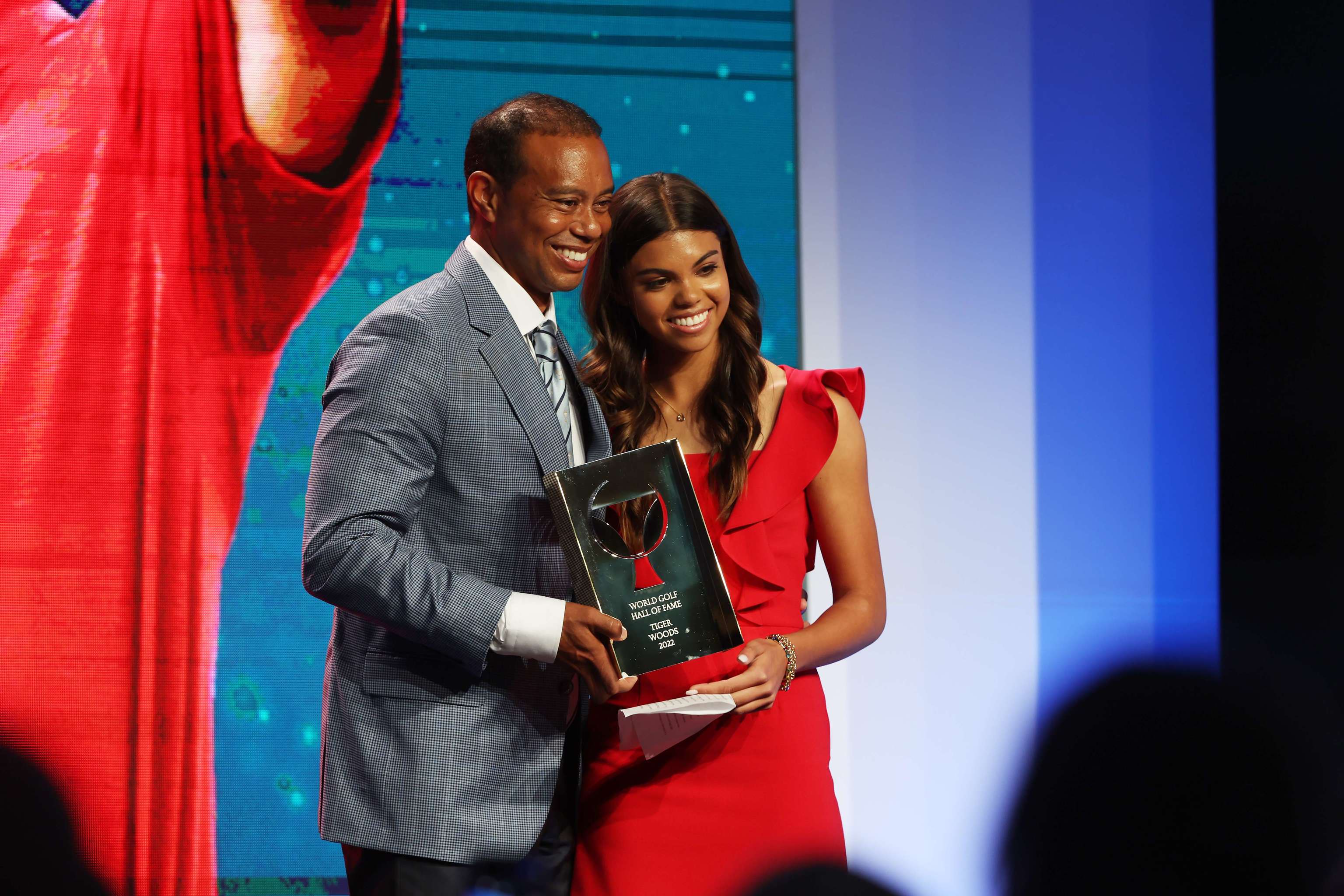 La hija de Tiger Woods le entrega al trofeo por su ingreso en el Saln de la Fama.