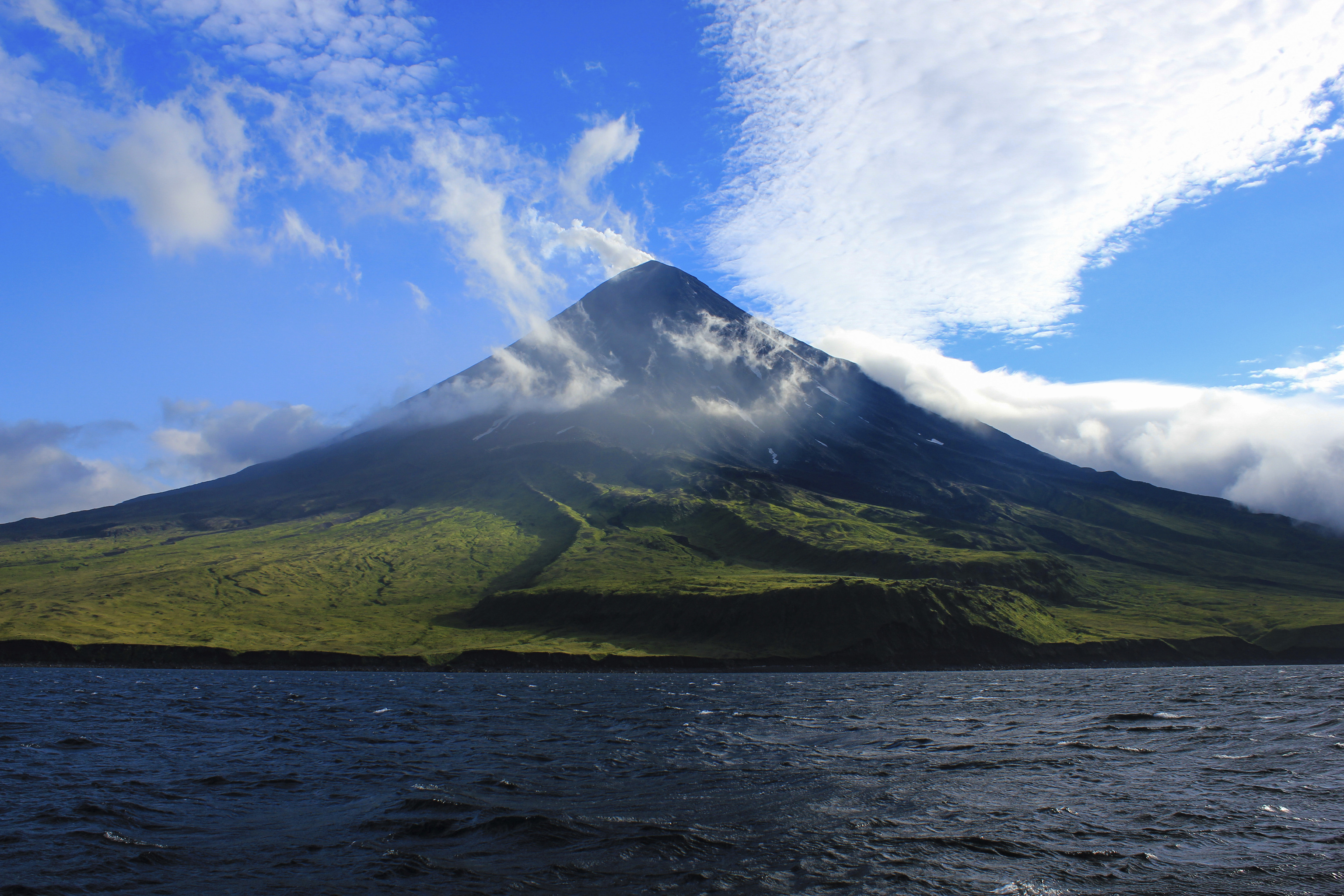 El volcán Cleveland, en las  islas Aleutianas, es uno de los más activos de EEUU.