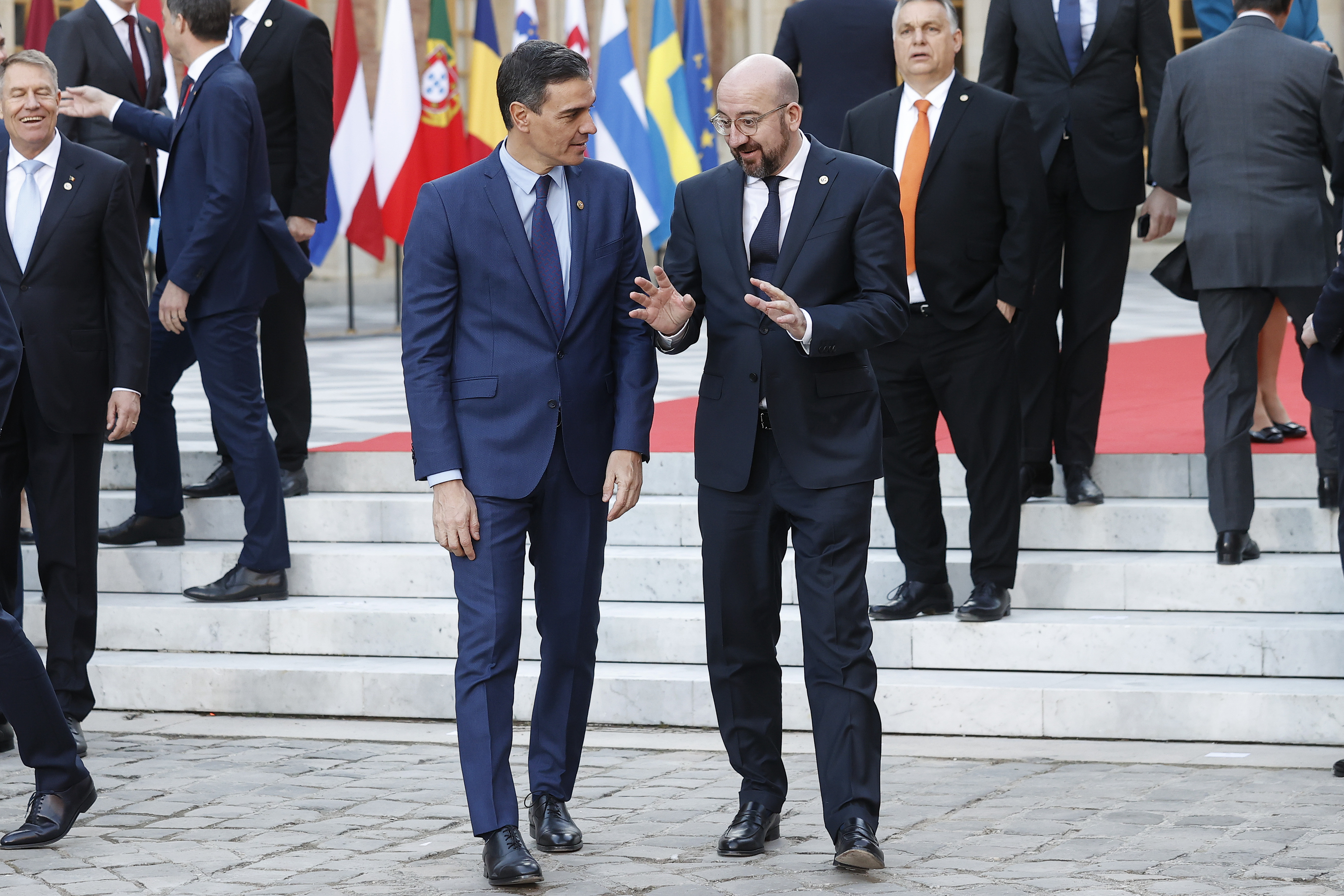 Pedro Sánchez conversa con el presidente del Consejo Europeo, Charles Michel, en la foto de familia de la cumbre de Versalles.