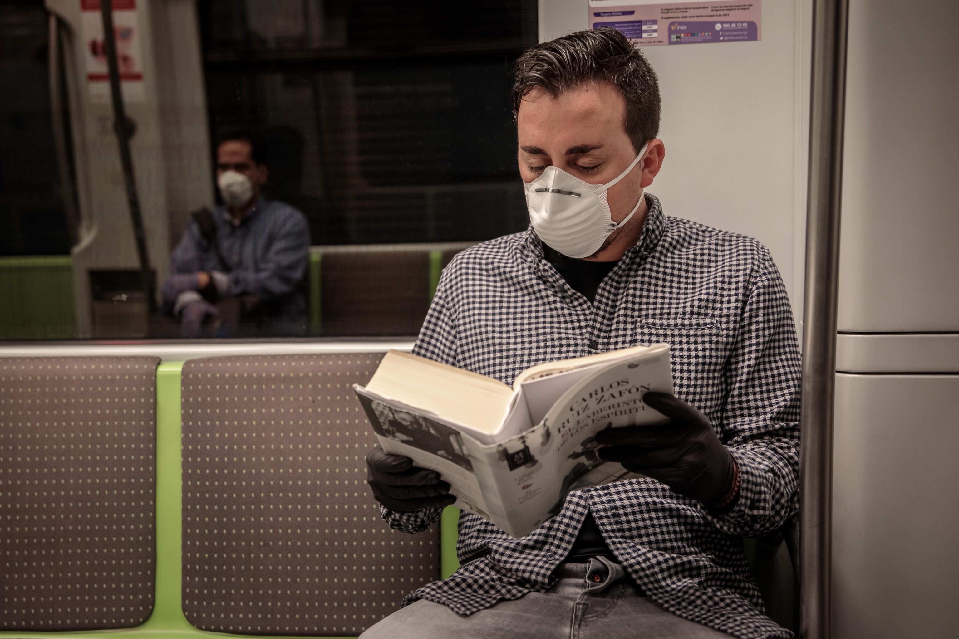 Un lector, en el Metro de Valencia.