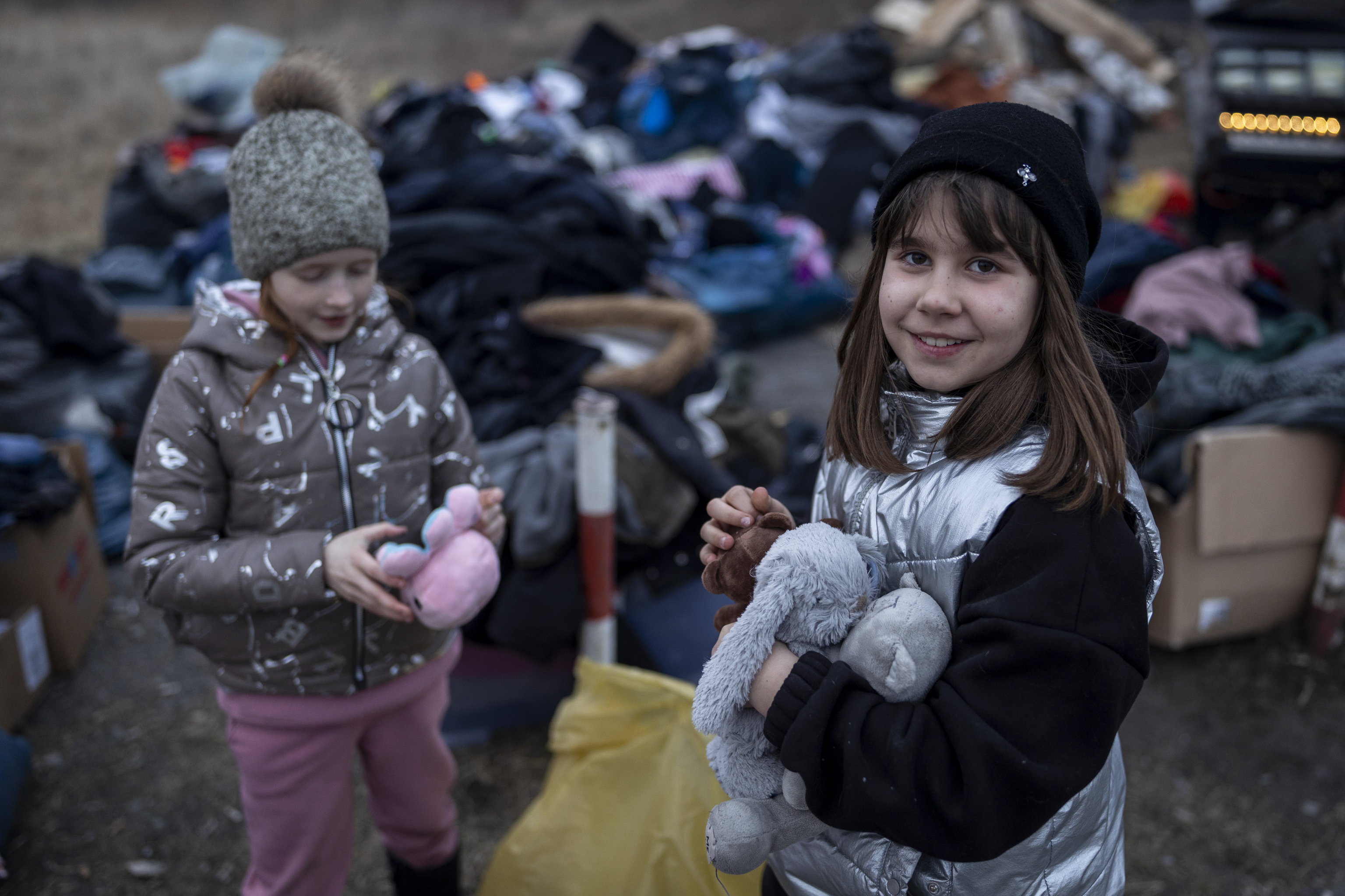 Dos niñas juegan a su llegada a un campo de refugiados ucranianos en Polonia.