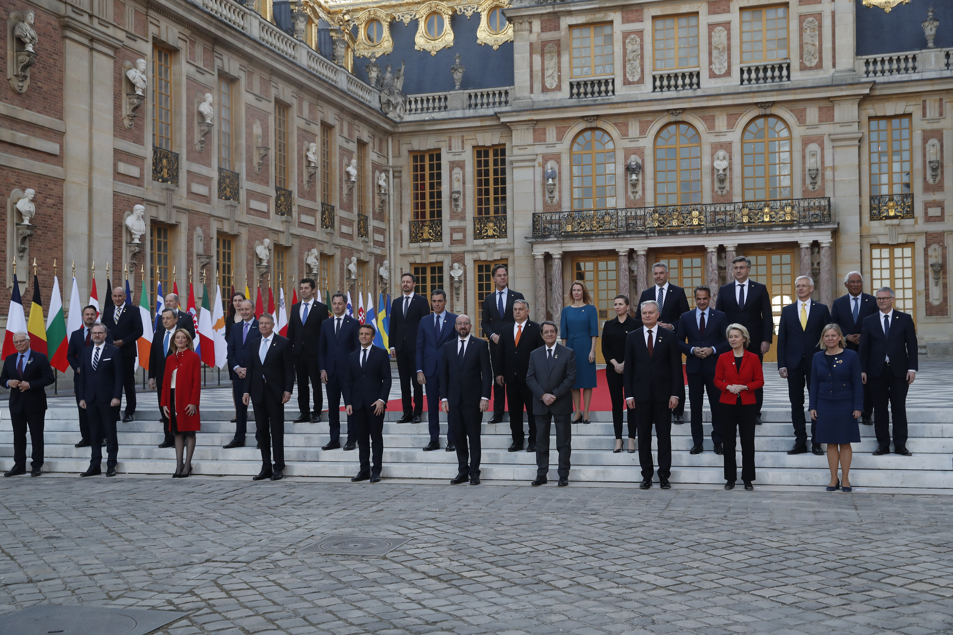 Foto de familia de la cumbre de los jefes de Estado y de Gobierno de la Unin Europea en su encuentro en el Palacio de Versalles (Pars) en el que analizarn este jueves su respuesta a la invasin rusa de Ucrania y debatirn sobre la reduccin de la dependencia energtica de Rusia