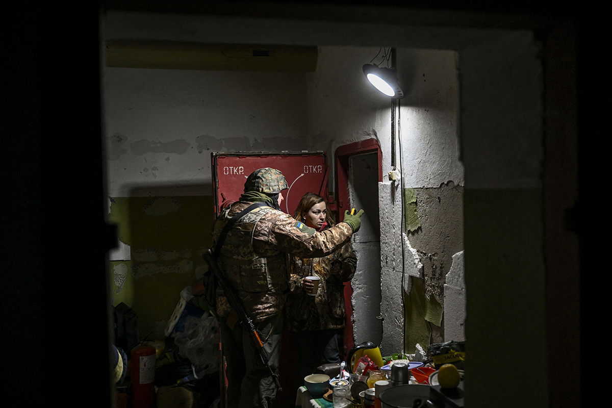 Un militar habla con una mujer en un refugio de la ciudad ucraniana de Irpin.