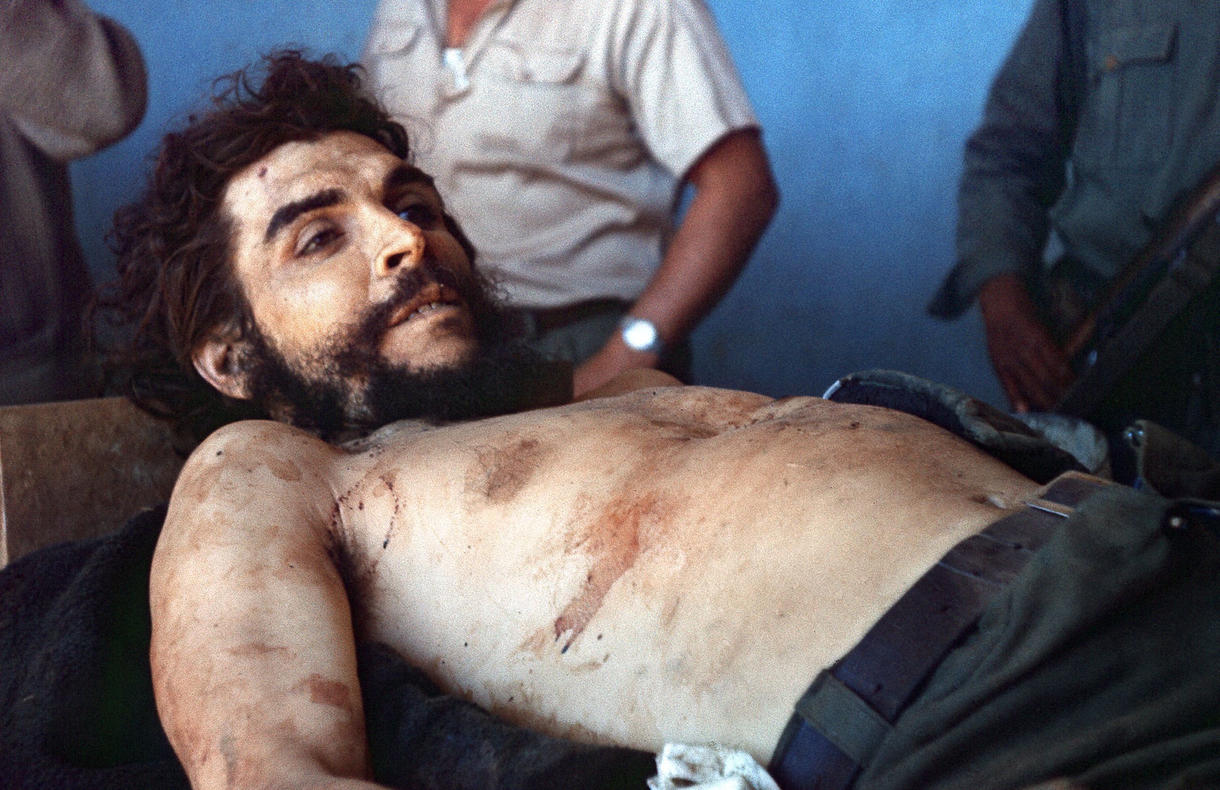 Foto de archivo tomada el 10 de octubre de 1967, el cuerpo de Ernesto "Che" Guevara, el héroe de origen argentino de los revolucionarios latinoamericanos, es expuesto al público un día después de ser asesinado, en Vallegrande, Bolivia.