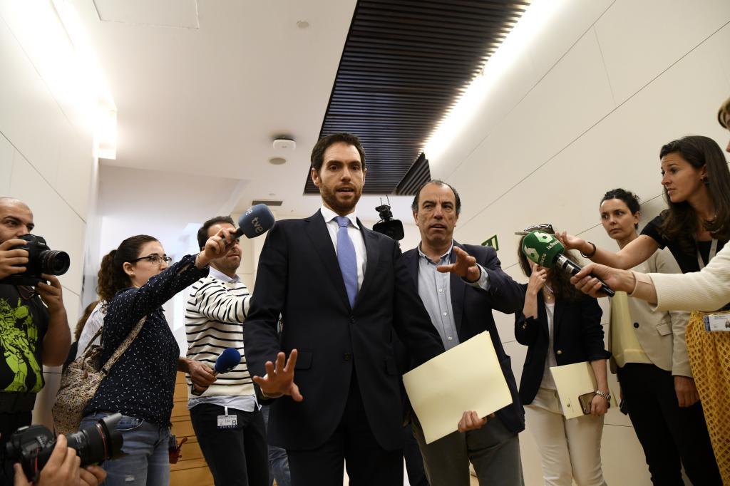 Sergio Sayas y Carlos Garca Adanero en los pasillos del Congreso de los Diputados rodeados de periodistas.