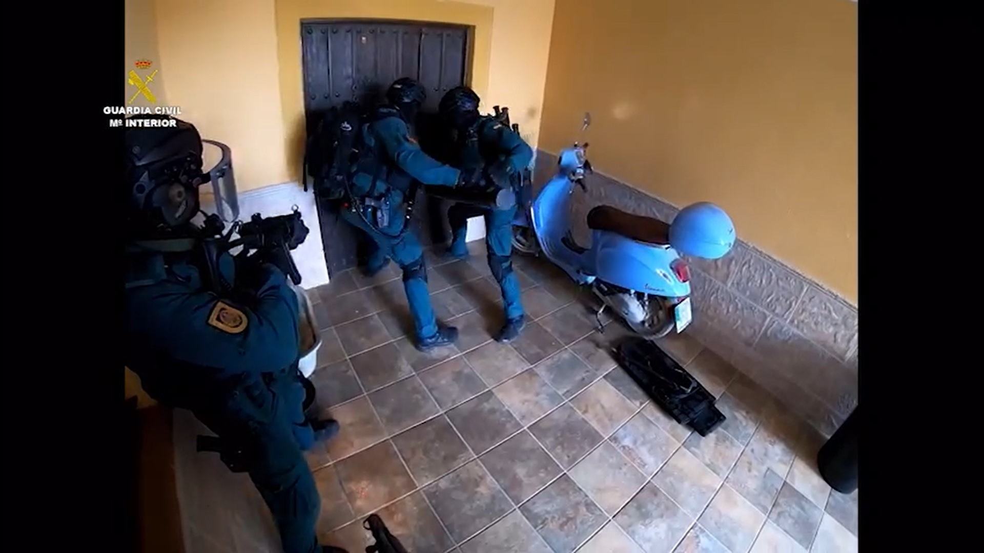 Agentes especiales de la Guardia Civil entran en una vivienda durante una operacin contra el narcotrfico en Cdiz.