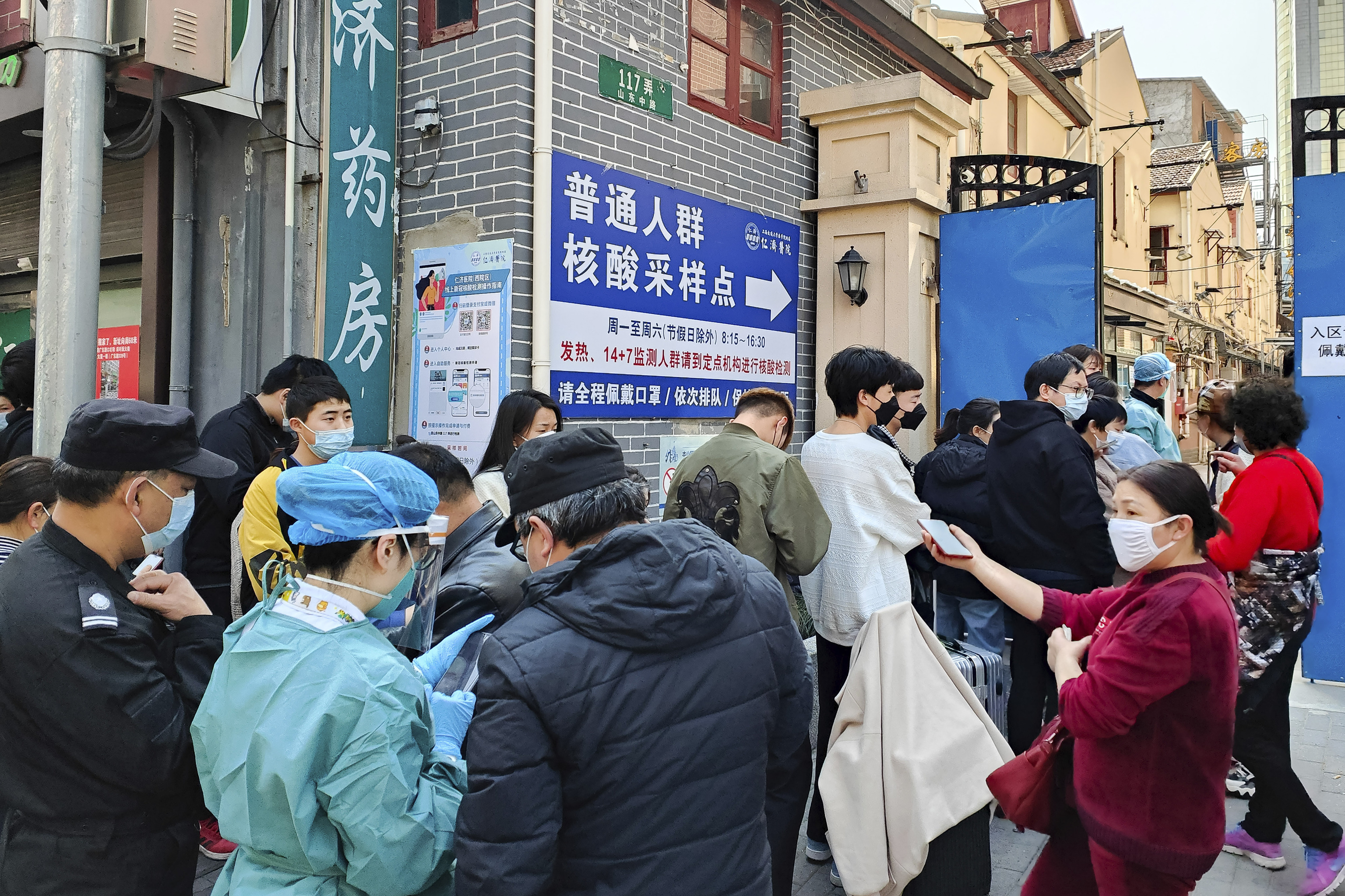 La gente hace cola para someterse a las pruebas del coronavirus en el exterior de un hospital de Shanghái, el viernes 11 de marzo de 2022. China ha ordenado el bloqueo de los 9 millones de residentes de la ciudad nororiental de Changchun en medio de un nuevo pico de casos de COVID-19 en la zona.