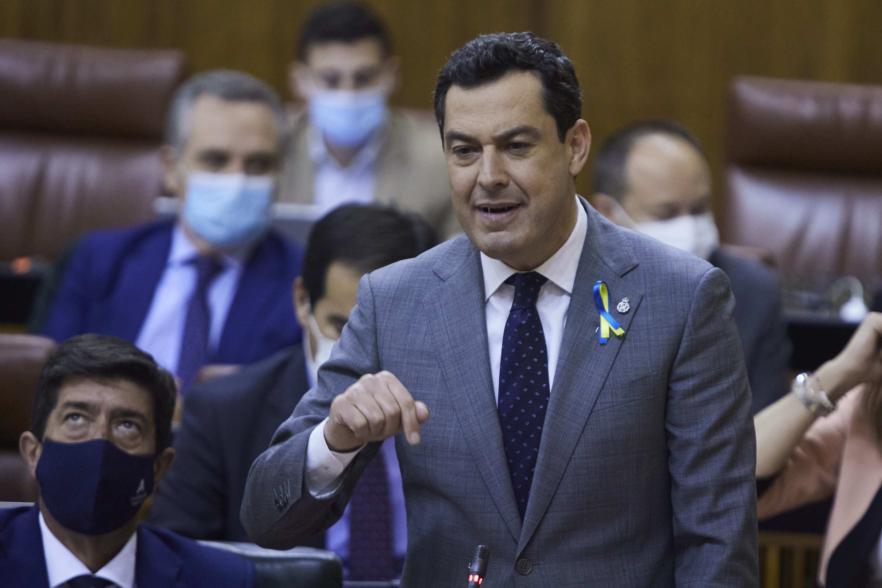 Juanma Moreno, durante la sesin de control en el Parlamento este jueves.